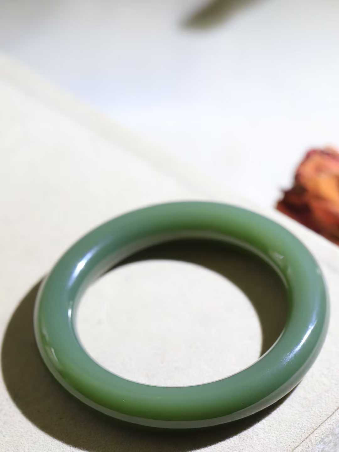 【碧色荡漾·手镯】

精品️和田玉碧玉圆条手镯，玉质细腻温润，手感舒适，️线条流畅，简约大气