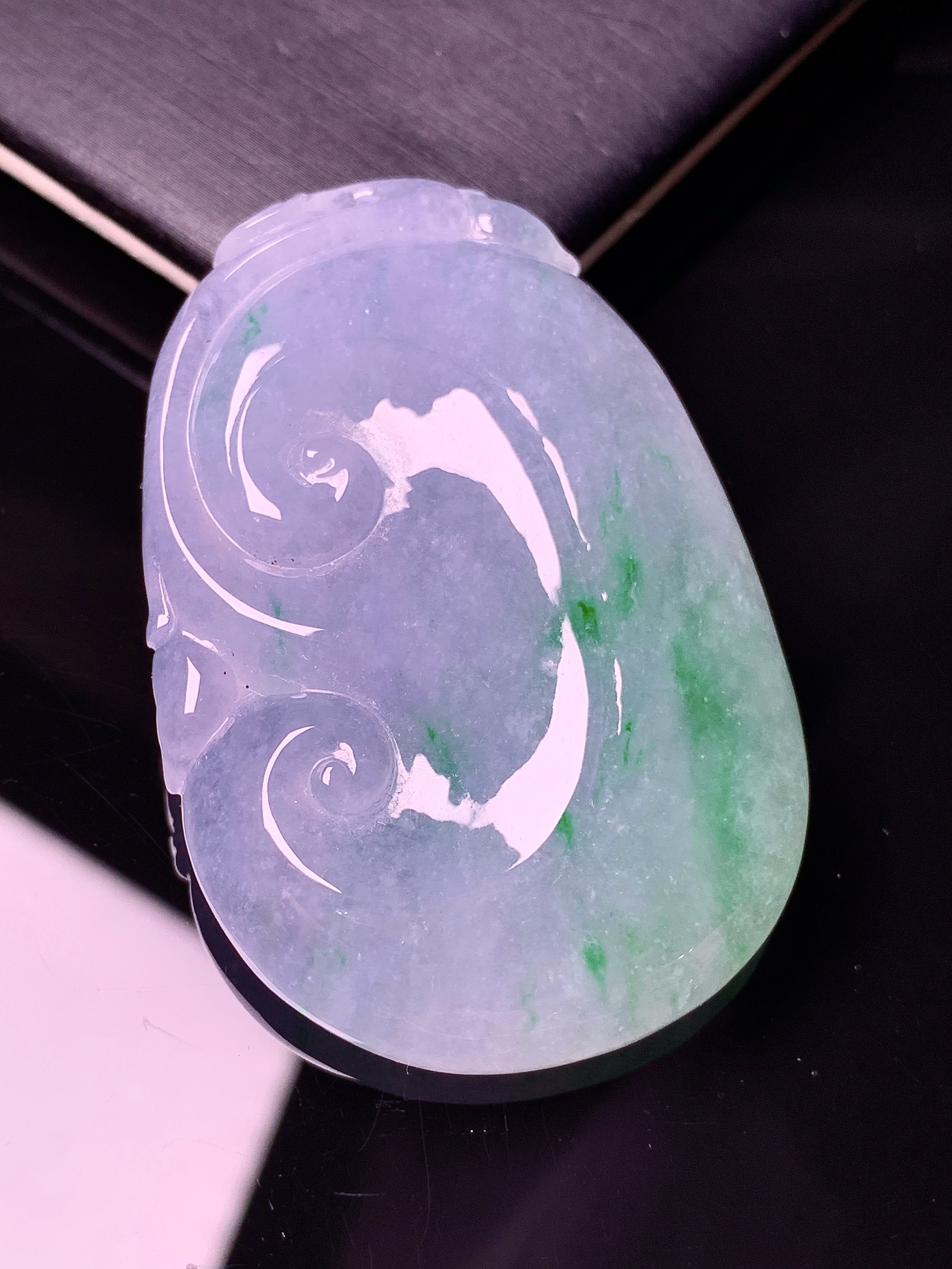 飘绿如意吊坠 玉质细腻 色泽艳丽清新 水润亮眼 整体尺寸51*33.8*6.5