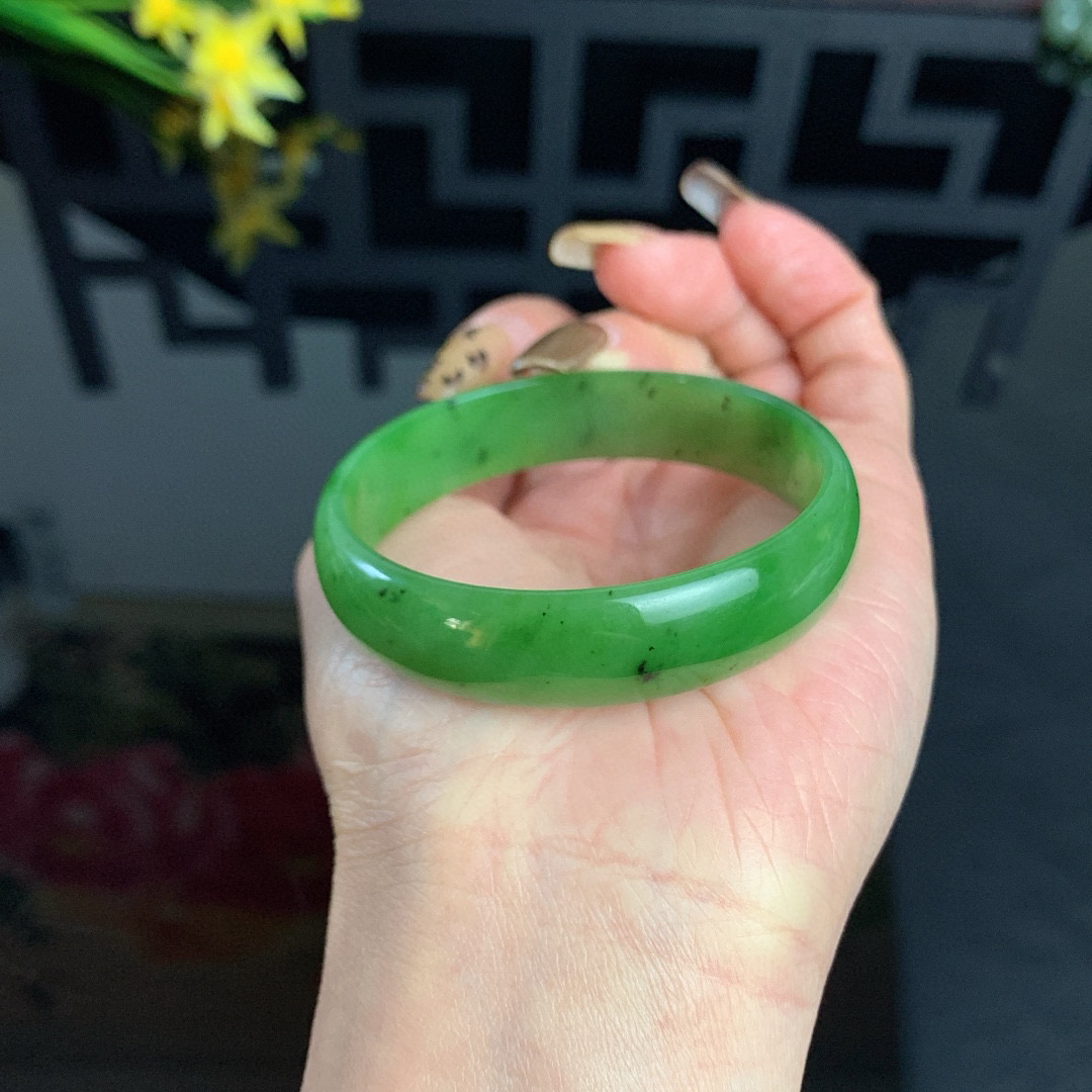 和田玉52.5圈口苹果绿宽条碧玉手镯，玉质细腻油润 底色纯净 无裂无棉 脂粉好，品质好！