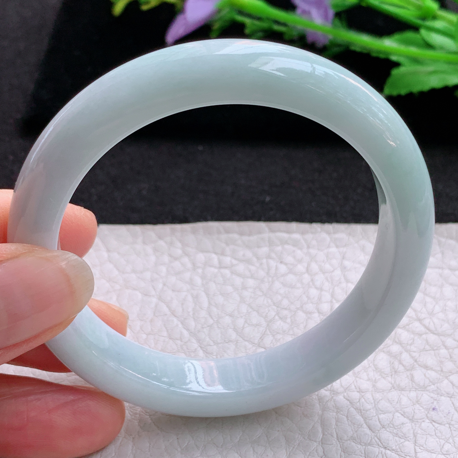 z实拍55*11*8.2平安镯 天然缅甸翡翠A货浅绿边宽边玉手环