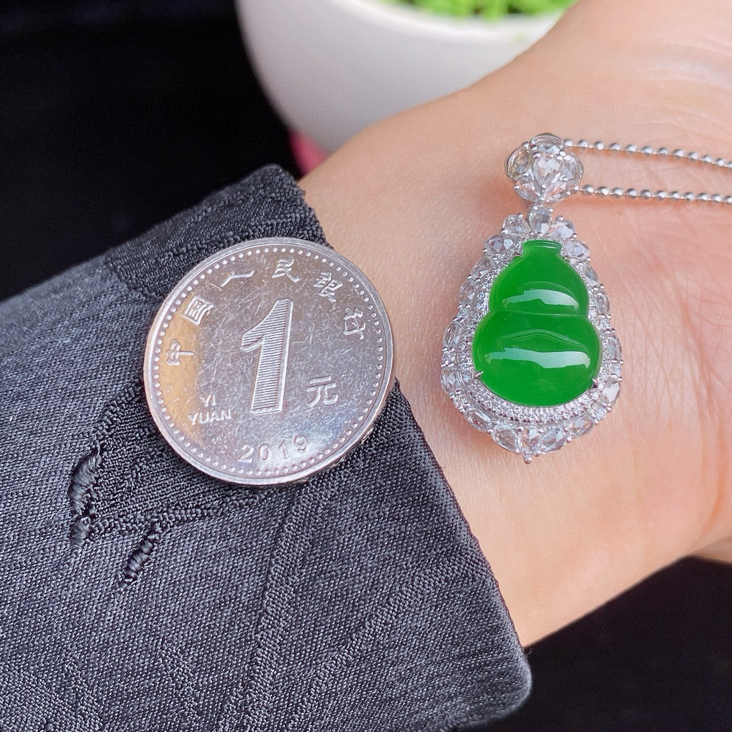 冰种辣绿葫芦吊坠
色泽浓郁，种老起光
真的很绿很绿，种色兼备
18k金镶嵌，上身抢眼又贵气
尺寸如图一  实物更美～