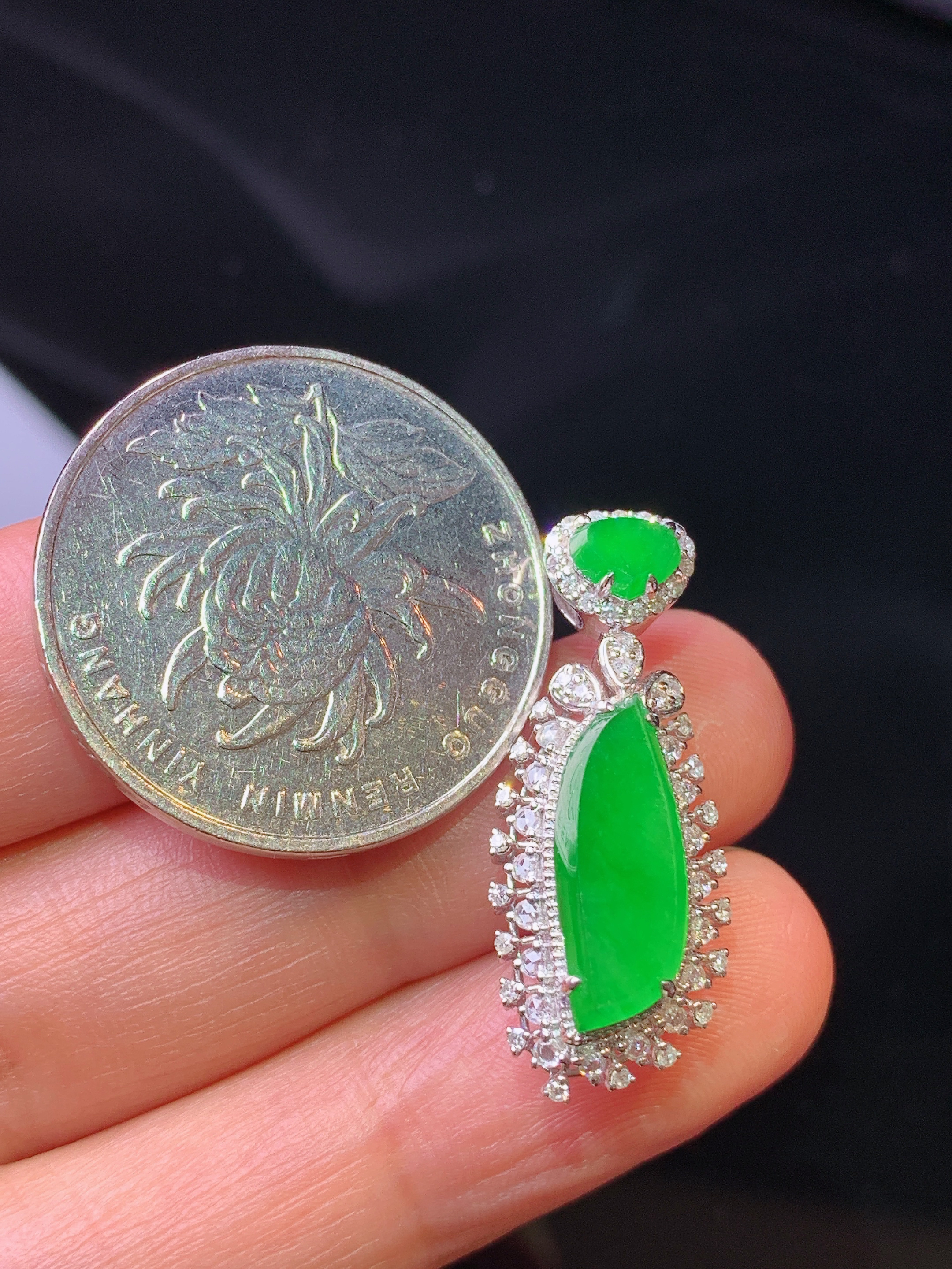 18k金钻镶嵌满绿随形吊坠 玉质细腻 色泽艳丽清新 水润亮眼 整体尺寸27.8*11.2*8.2