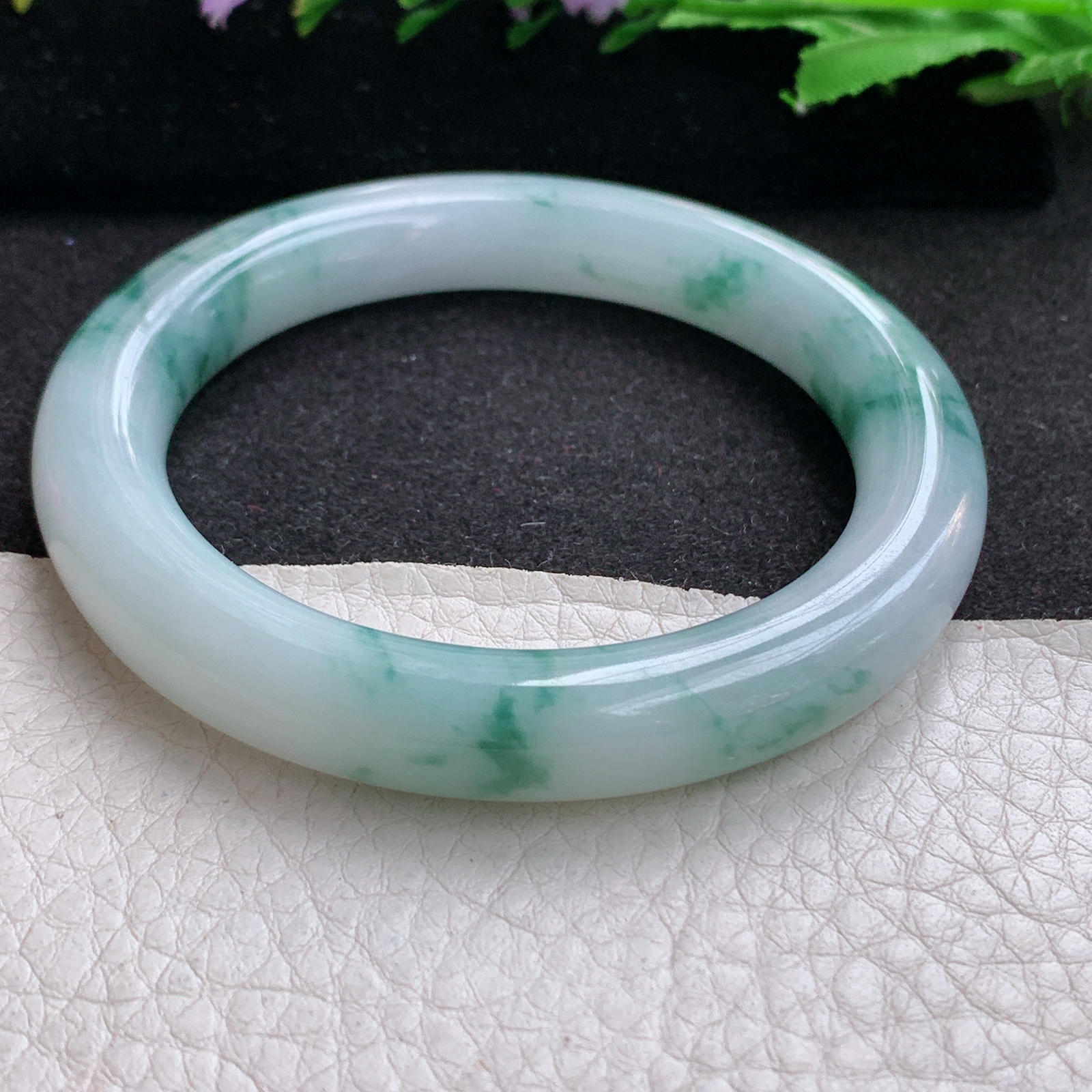 yh实拍55.5*10.3美人镯 天然缅甸翡翠A货细润牛奶底飘花圆条玉手环