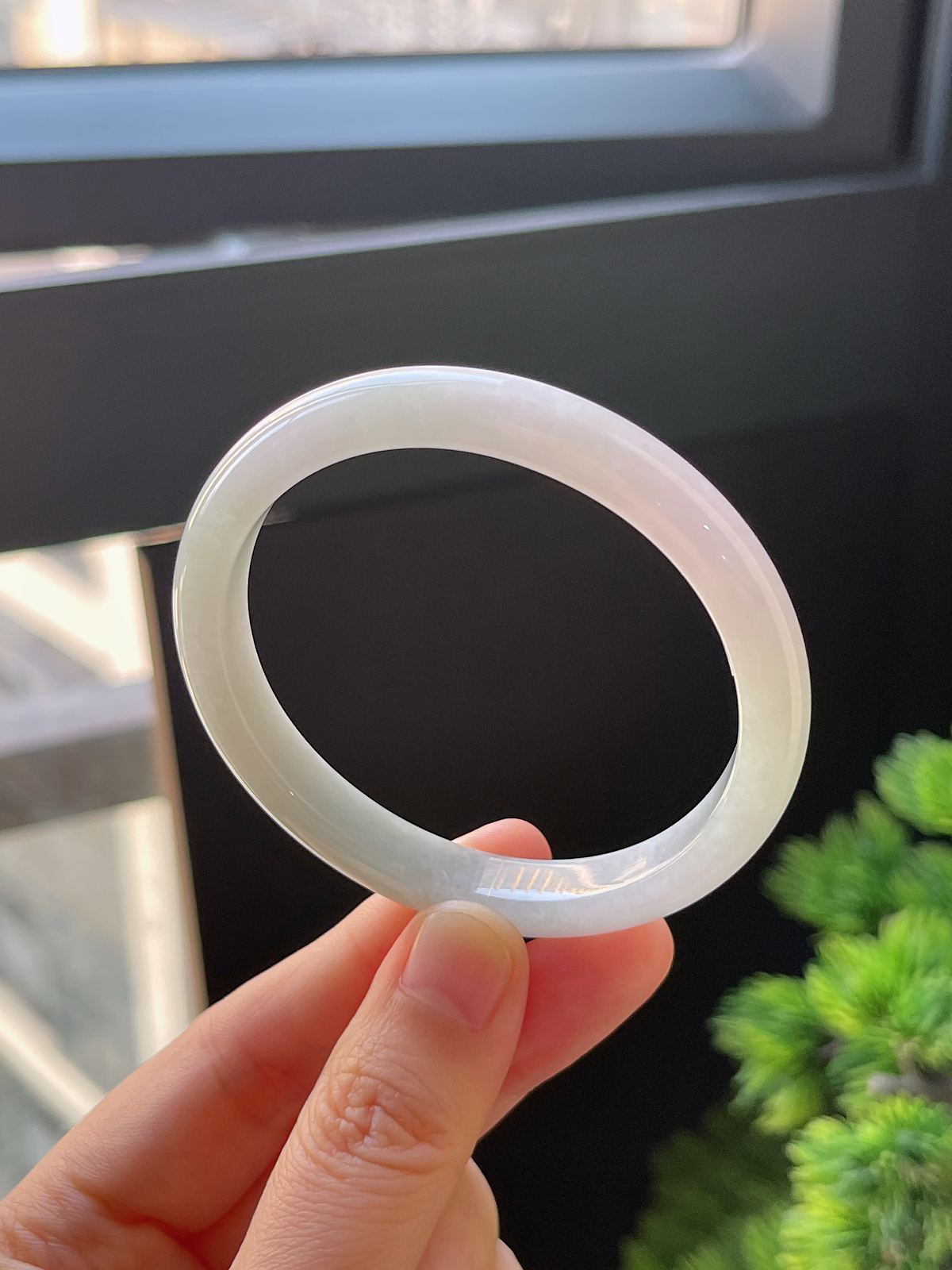 贵妃镯53.6圈口，翡翠糯化种淡绿色手镯