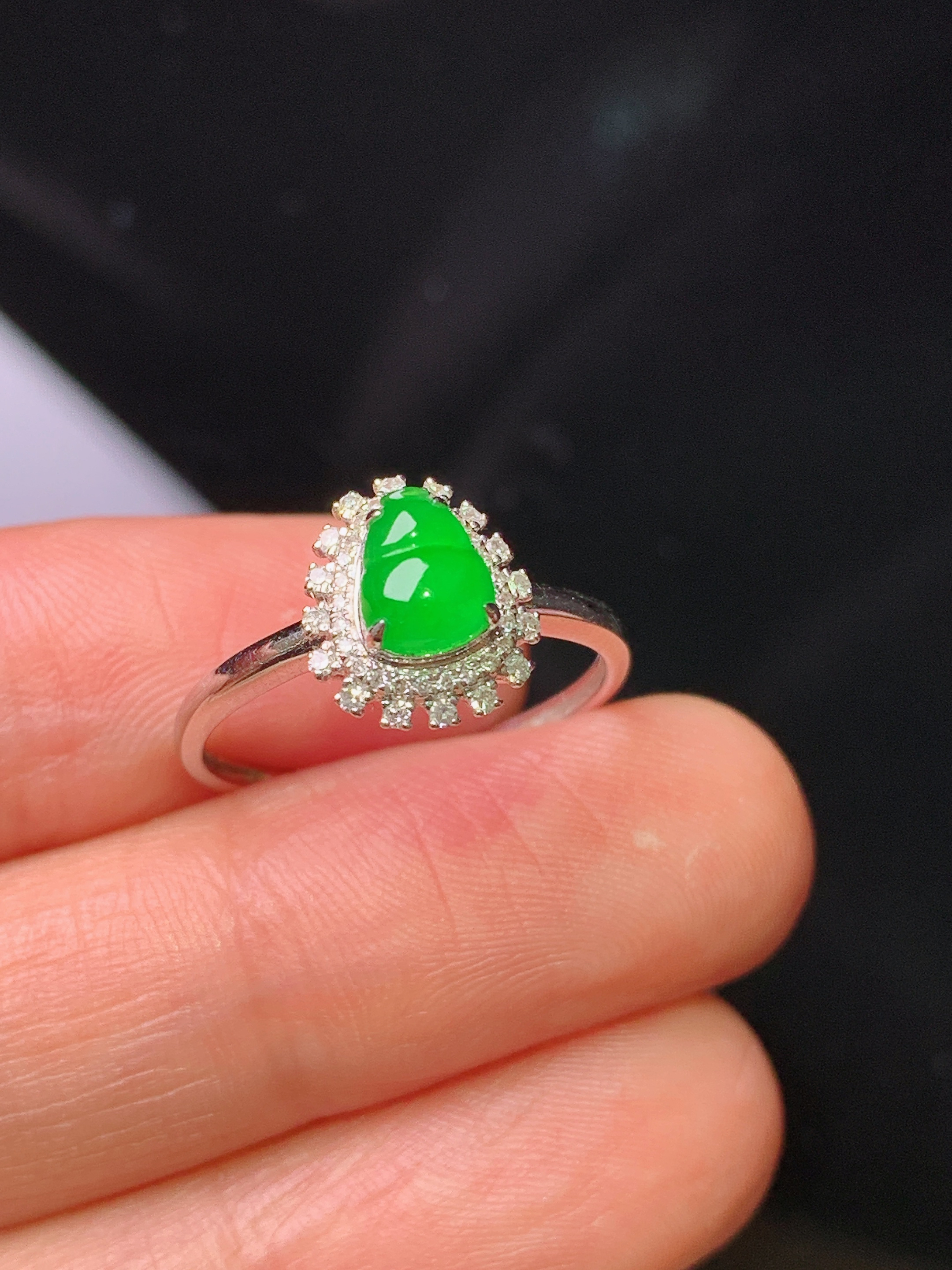 18k金钻镶嵌满绿葫芦戒指 玉质细腻 色泽艳丽清新 水润亮眼 圈口13 整体尺寸10*8.6*7