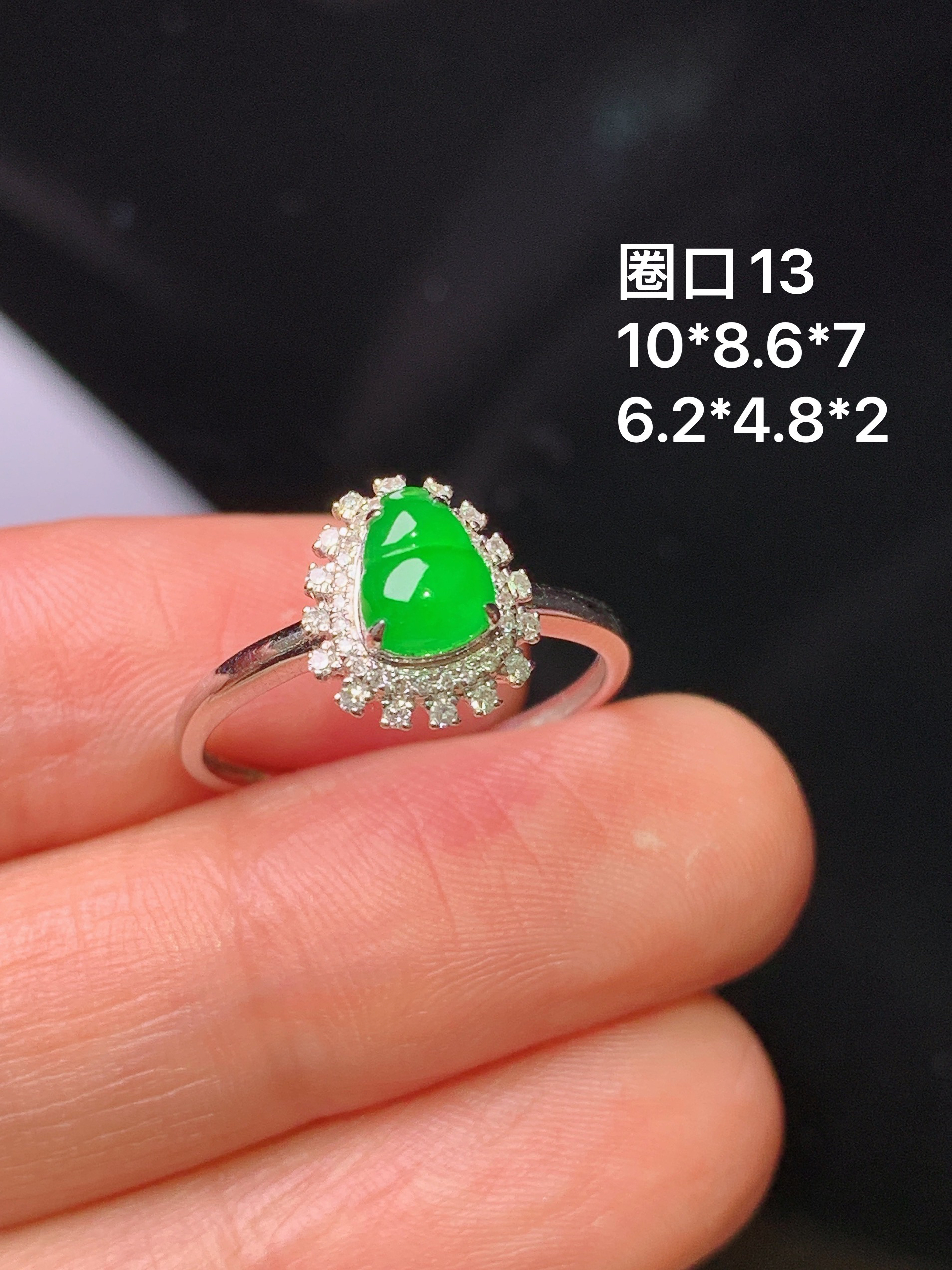 18k金钻镶嵌满绿葫芦戒指 玉质细腻 色泽艳丽清新 水润亮眼 圈口13 整体尺寸10*8.6*7