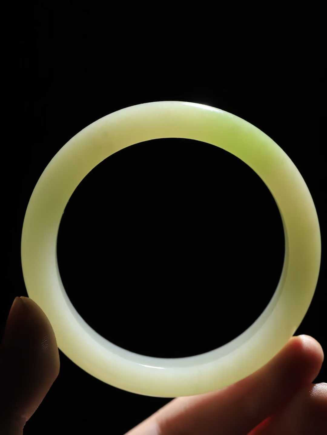 【翠色怡人.手镯】

精品和田玉翠青手镯，精品超级美镯，玉质细腻饱满，️温润脂香，仙雾缥缈，怡静如画，意蕴十足～，戴于腕间，神秘与高贵并存，给人以出尘的风雅，优美脱俗，气质非凡。重61.2克 内径59.5mm尺寸12.7-9.2mm FDL-1910549