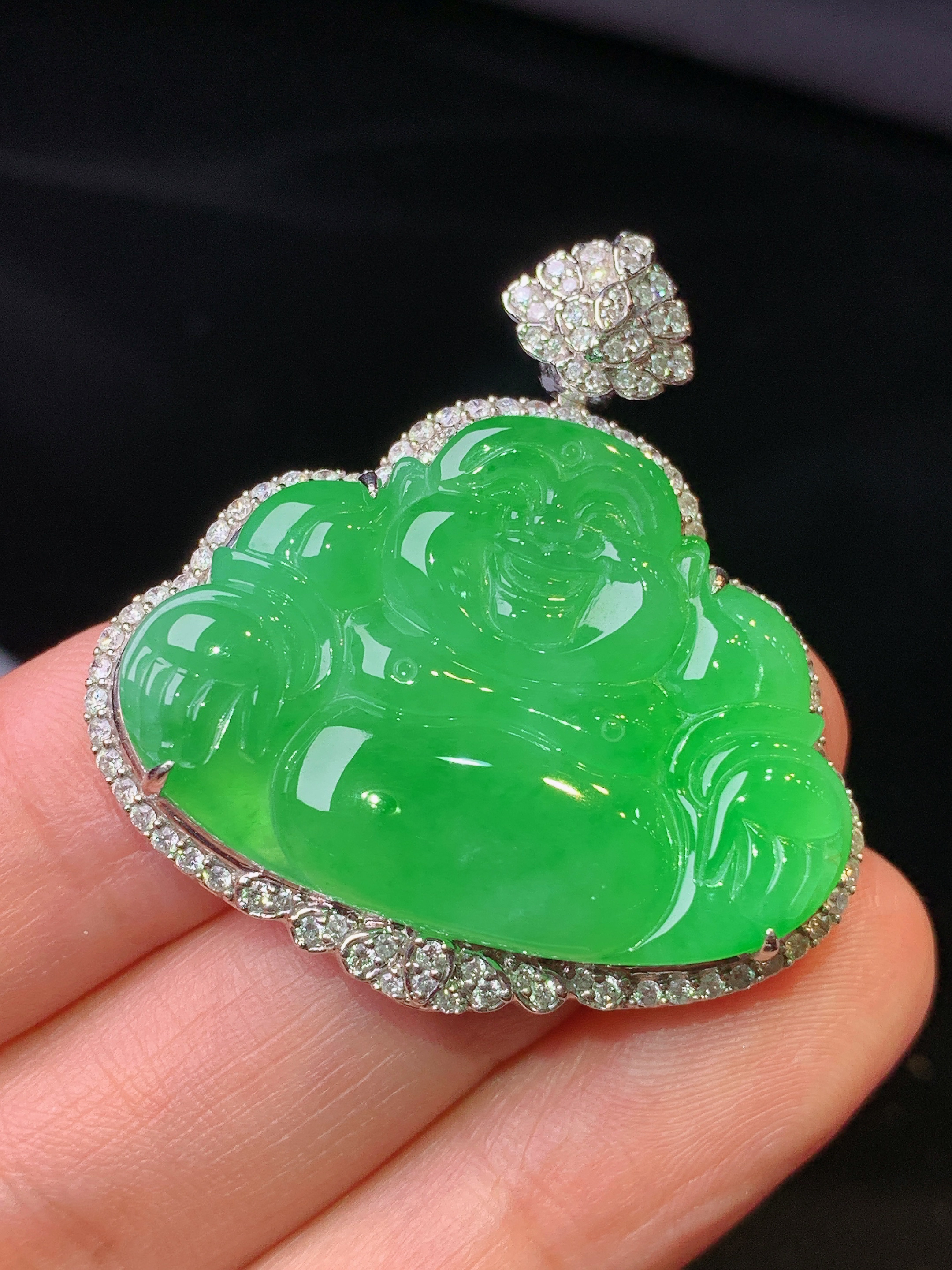 18k金钻镶嵌满绿佛公吊坠 玉质细腻 色泽艳丽清新 水润亮眼 整体尺寸37*35.5*8.8