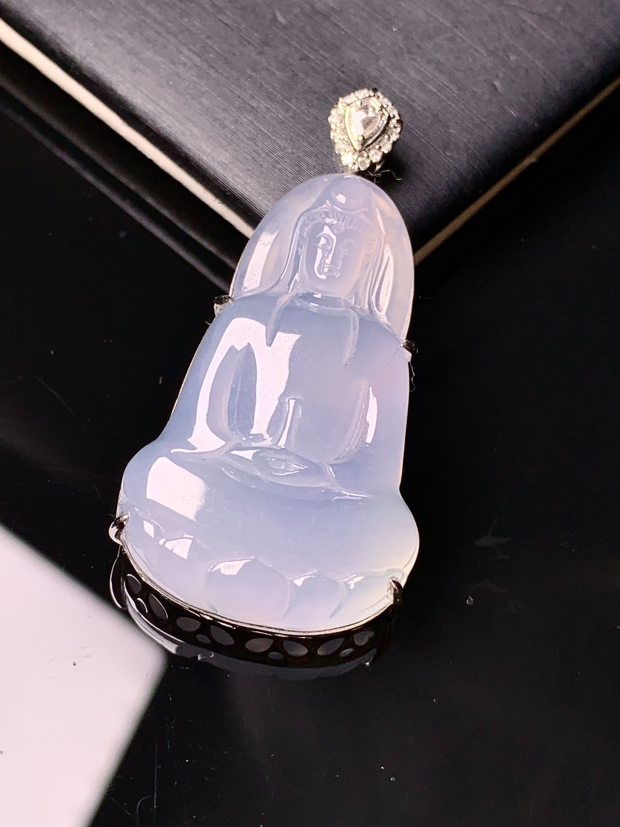 18k金钻镶嵌冰种观音吊坠 玉质细腻 色泽艳丽清新 水润亮眼 整体尺寸42.6*21.2*7.3