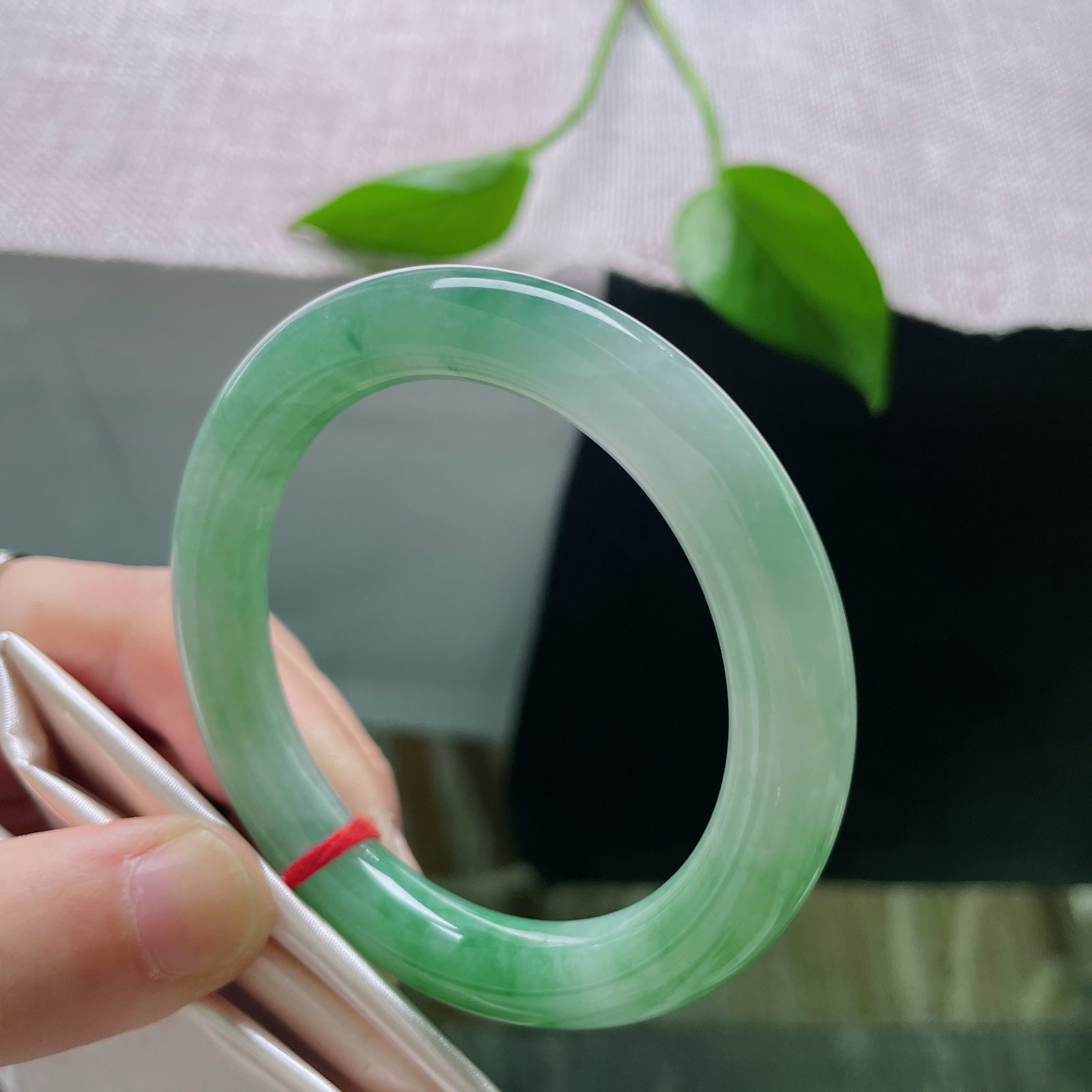 53/9.6，湖水绿圆条，飘花海草一般摇曳生姿，种老，水头好，细腻，一点皮纹