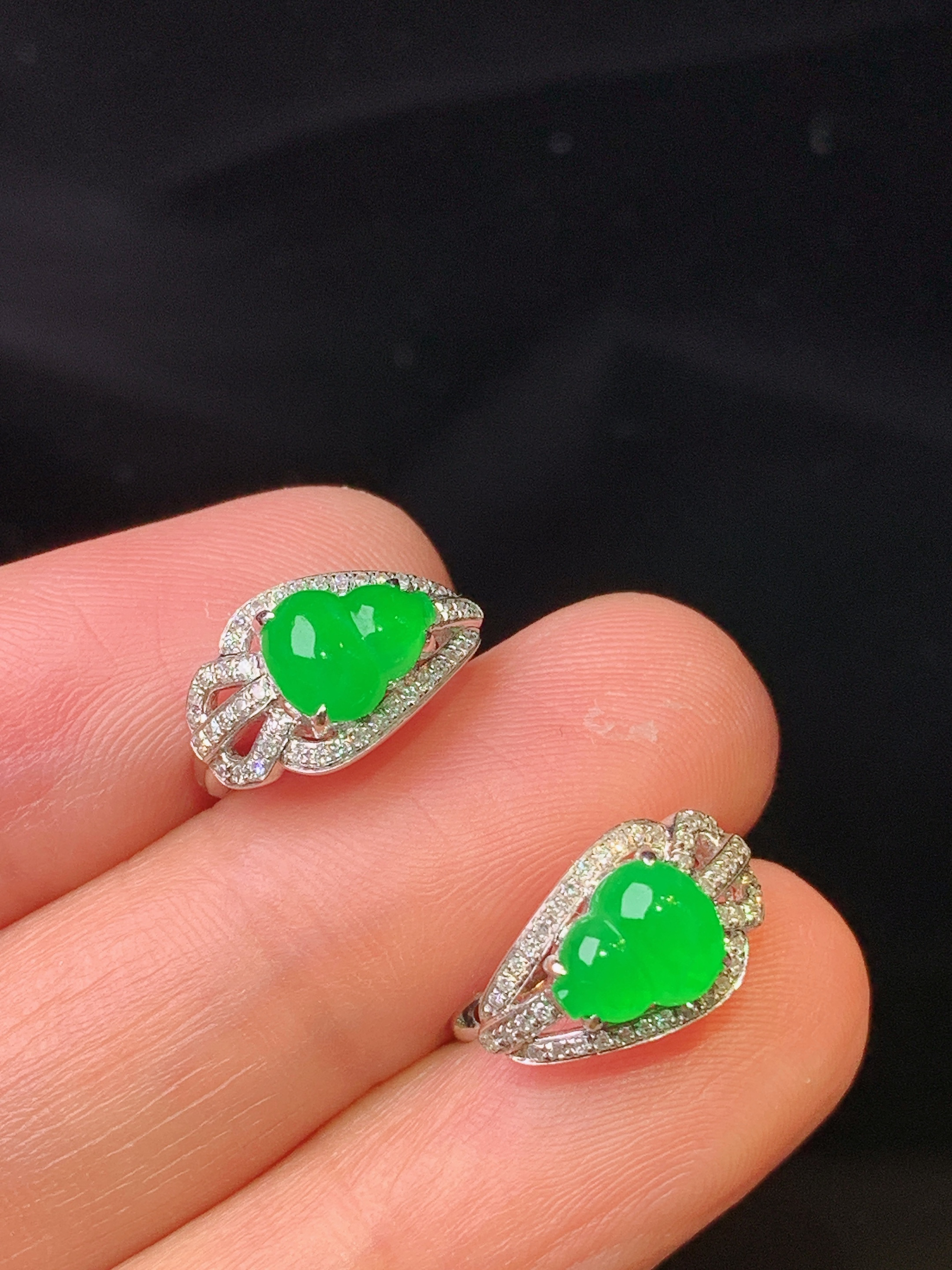 18k金钻镶嵌满绿葫芦耳钉 玉质细腻 色泽艳丽清新 裸石尺寸7*5.8*2.5