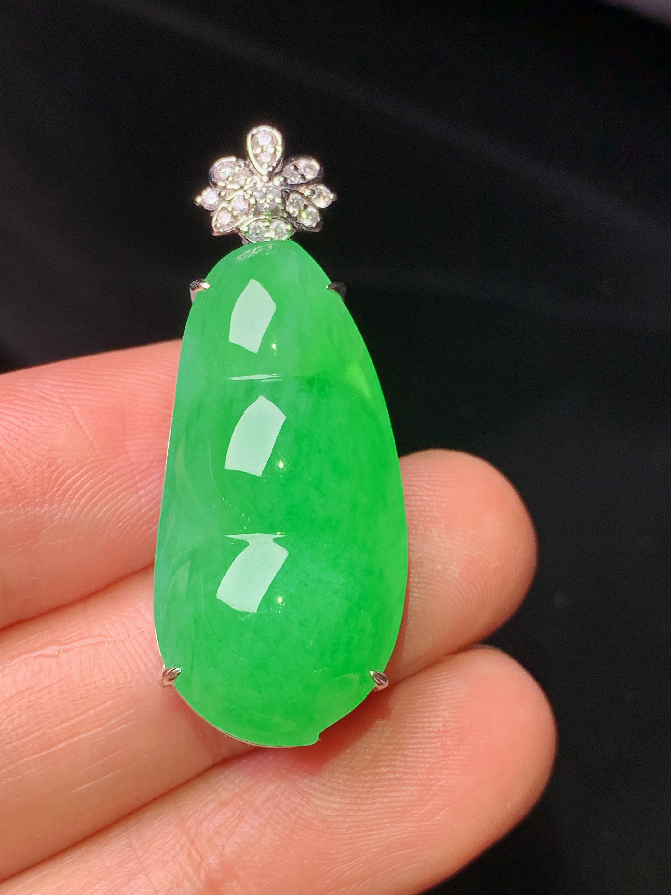 18k金钻镶嵌翠绿四季豆吊坠 玉质细腻 色泽艳丽清新 整体尺寸36.8*14.3*10