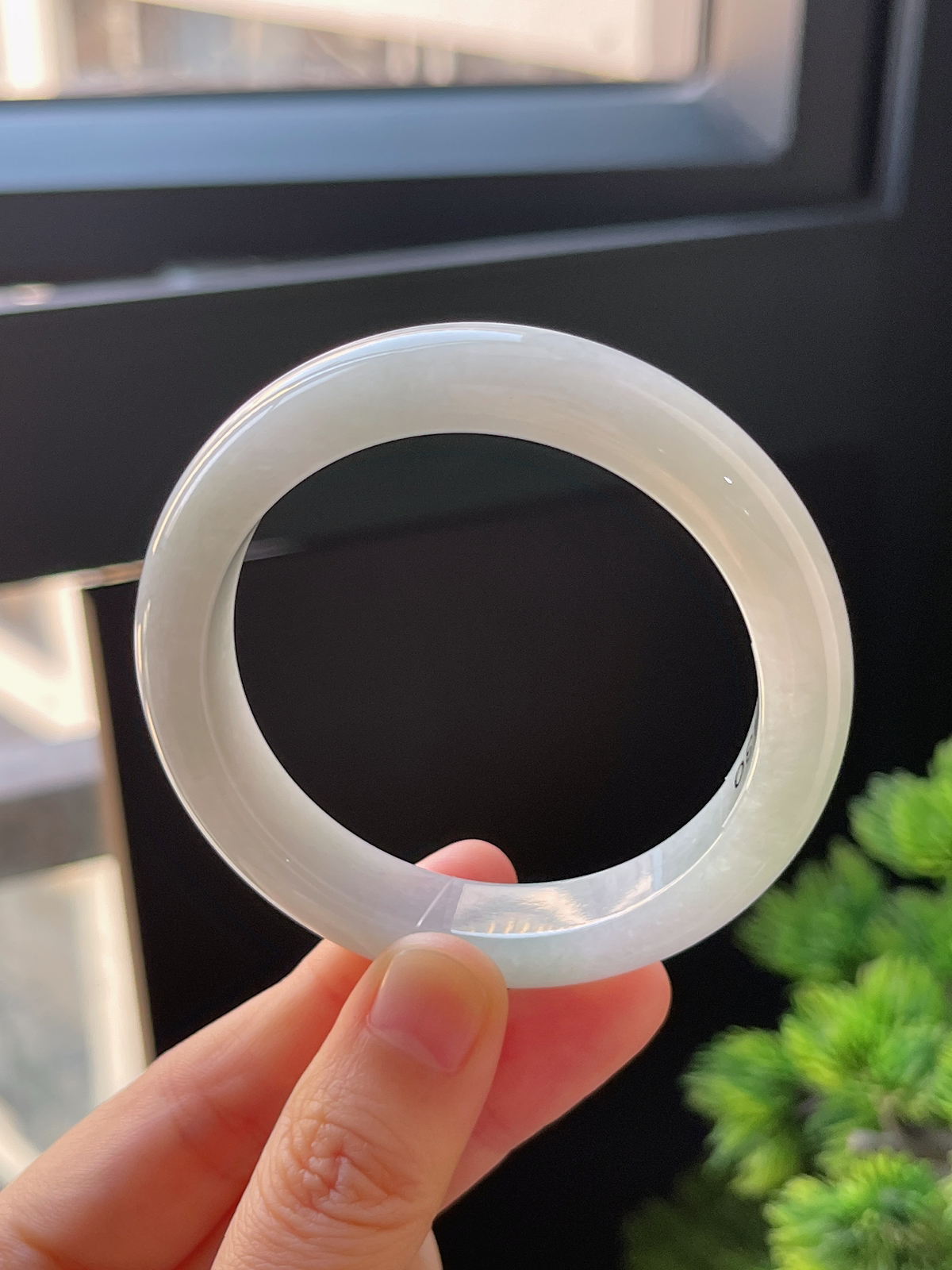 正圈51.8圈口，翡翠糯化种淡绿色手镯