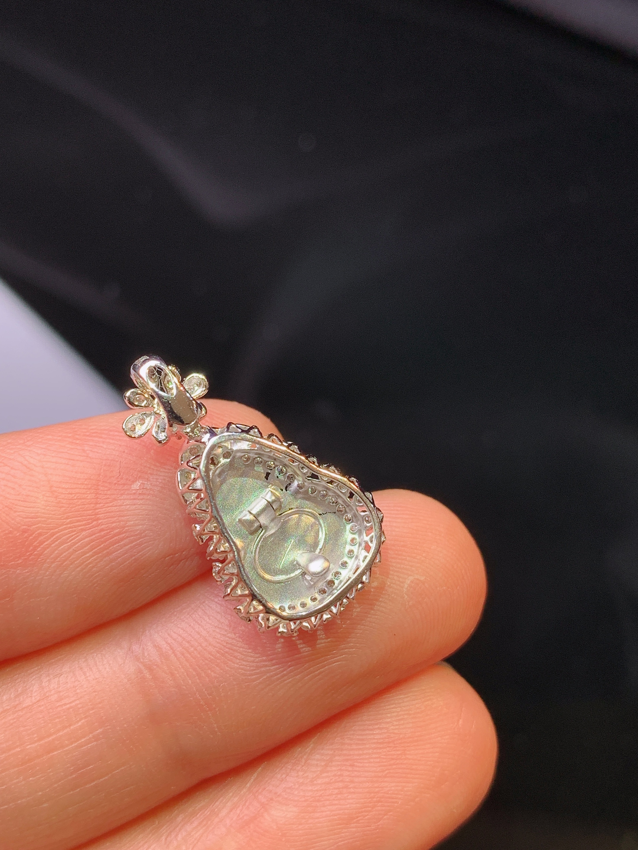 18k金钻镶嵌满绿葫芦吊坠 玉质细腻 色泽艳丽清新 水润亮眼 整体尺寸20.6*11.5*7.3