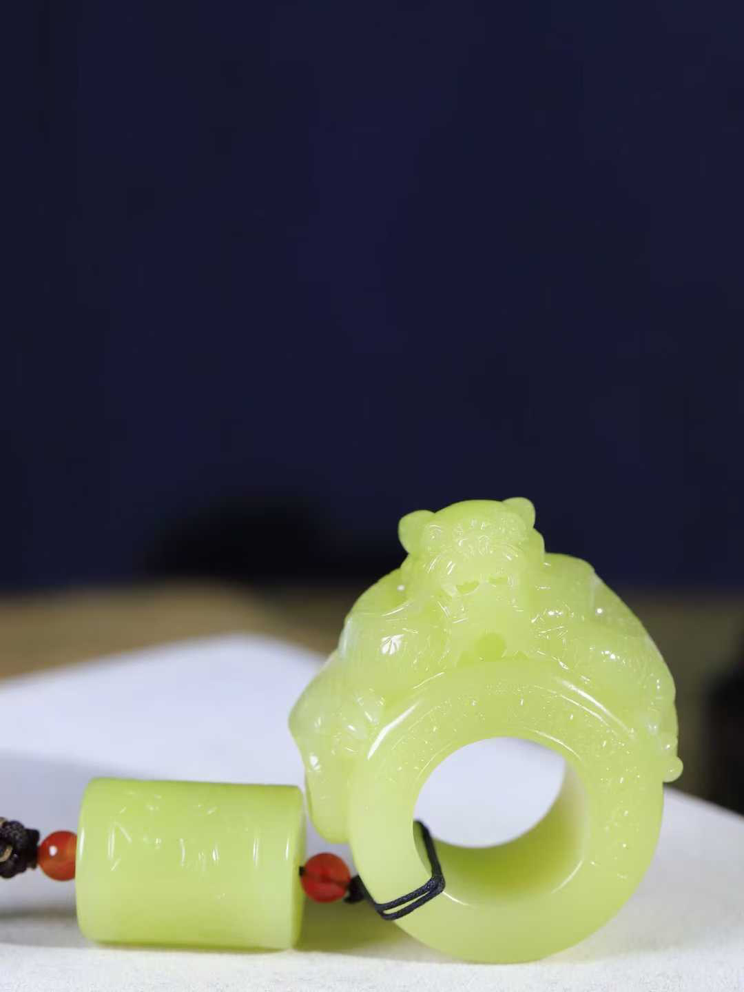 （龙行天下.扳指）

精品和田玉黄口祥龙扳指，料子细腻 手感上佳、雕工精湛，精雕祥龙，龙头双目圆瞪，巨口大张，獠牙锋利， 龙是古代祥瑞之物，寓意有龙护身，
重125.8克    圈口22mm   尺寸25-27.2mm fDL-7510492