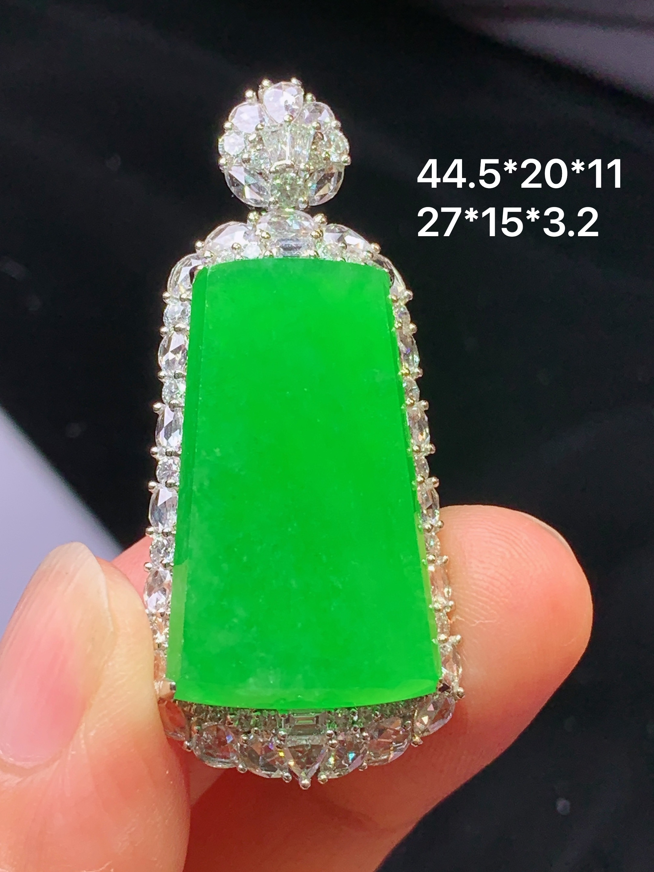 18k金钻镶嵌满绿无事牌吊坠 玉质细腻 色泽艳丽清新 水润亮眼 整体尺寸44.5*20*11