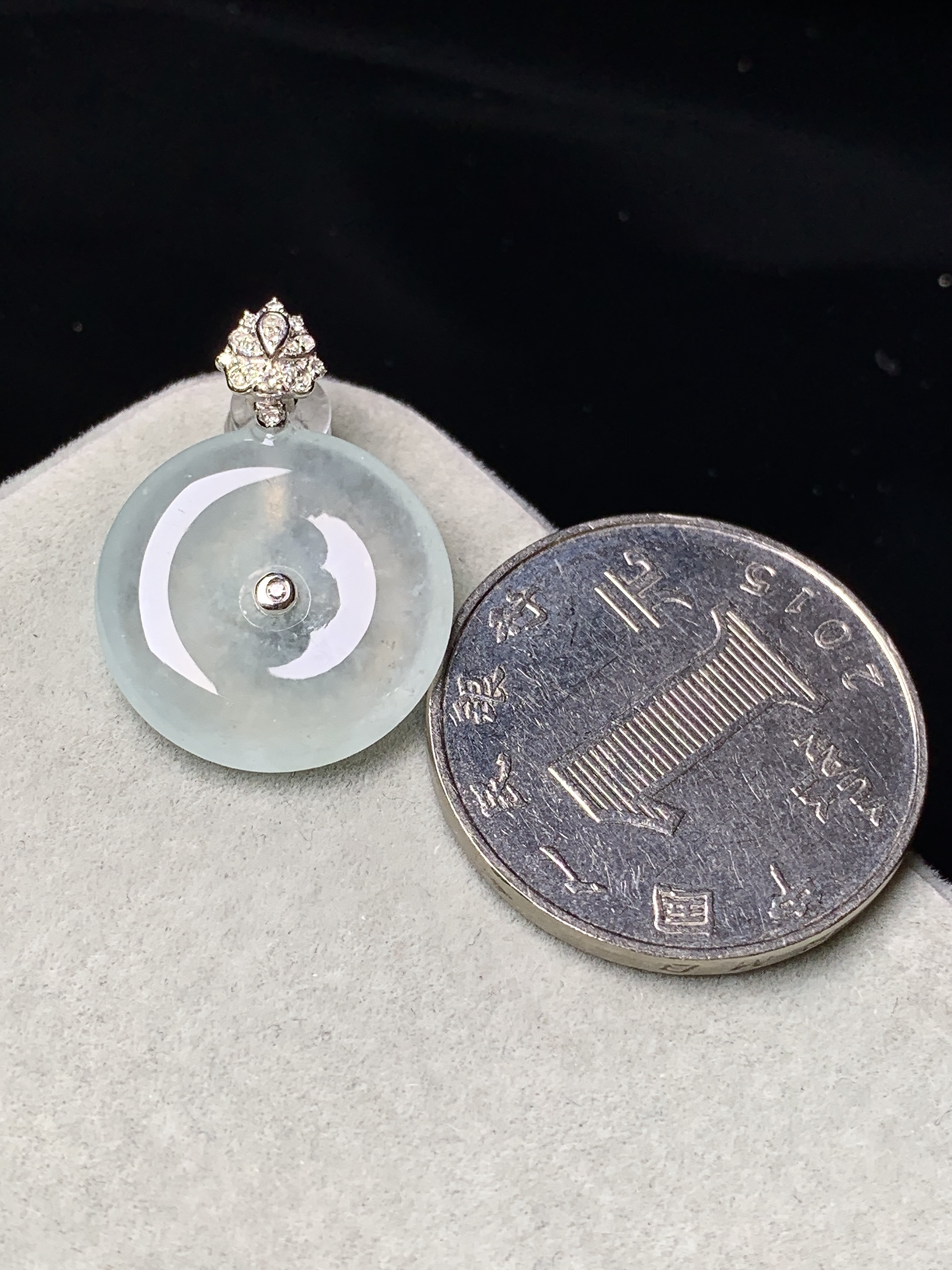 18k金钻镶嵌冰种平安扣吊坠 玉质细腻 色泽艳丽清新 整体尺寸23.6*17.3*3.8