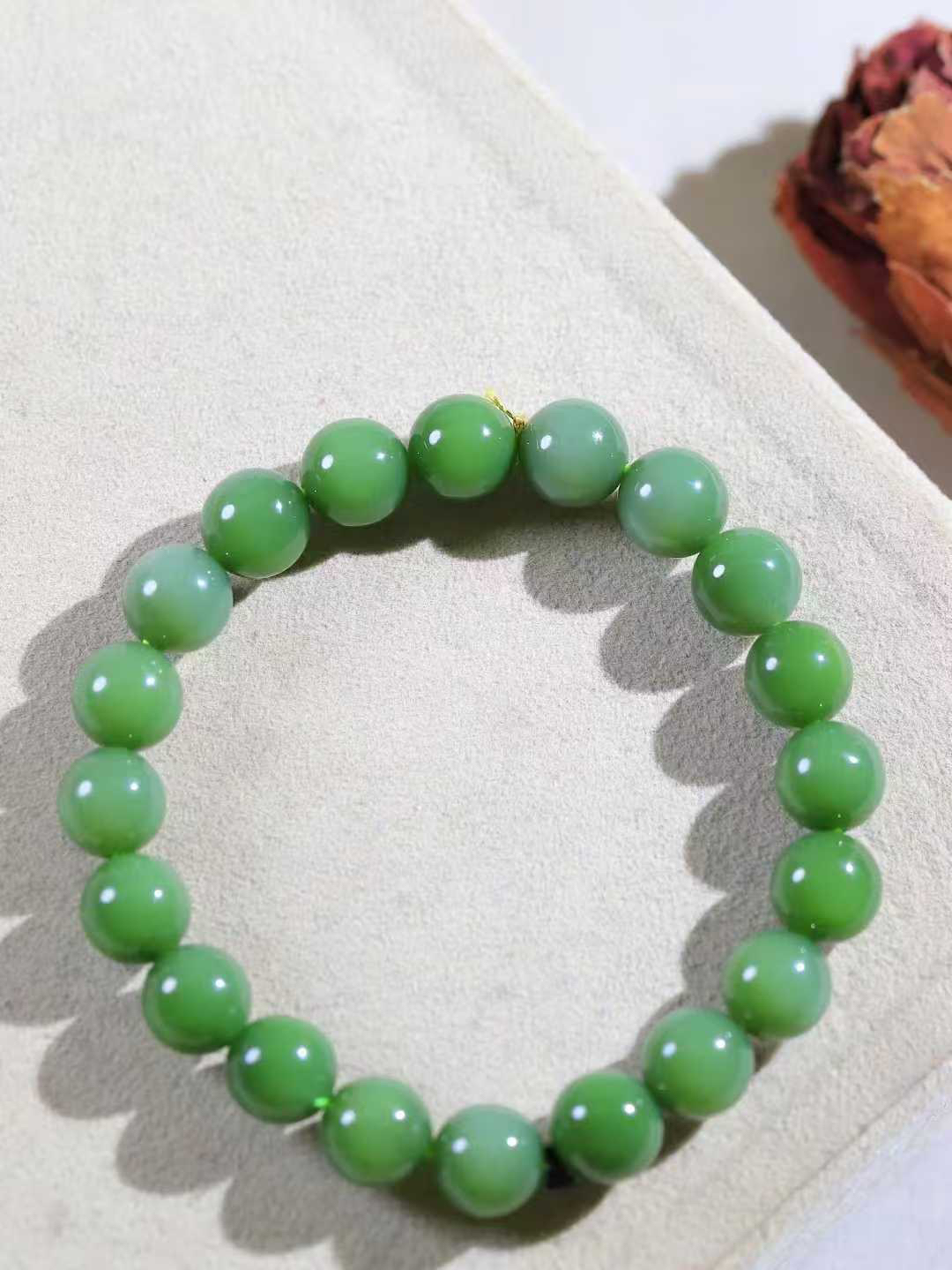 【珠圆玉润.手串】

精品和田玉碧玉珠圆玉润手串 玉质温润细腻  整串打磨圆润，佩戴舒适。珠珠落玉盘，间关莺语花底滑，一生美好时光，无论身在何处，都有它相伴相守。事事顺遂，幸福美满，吉祥如意。重29.5克 尺寸取一9.7mm FDL-16141200
​