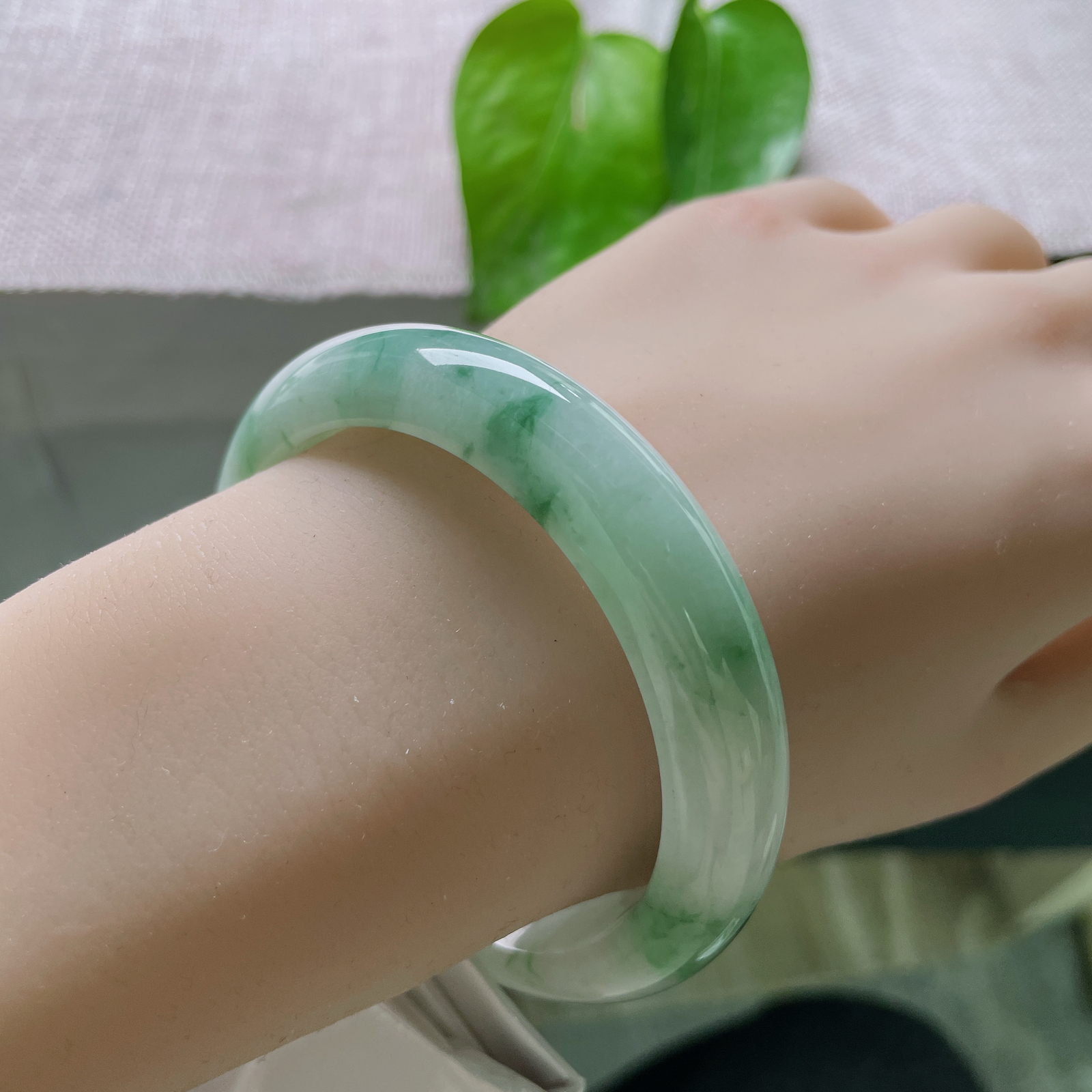 56.3/12.7/7.9。飘花正圈，肉质细腻干净，水头好，种老，花影摇曳，棉线