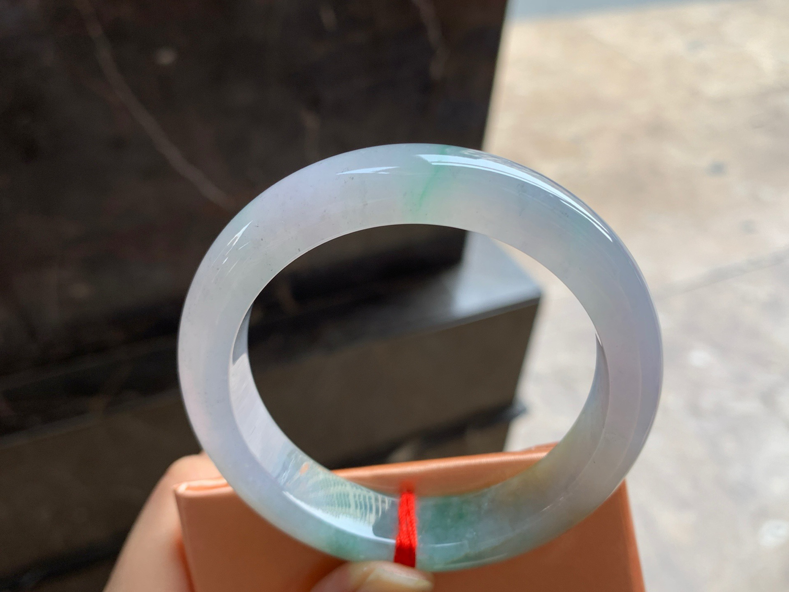 53-12.6-8.5

黄加绿手镯^_^玉质温润 细腻