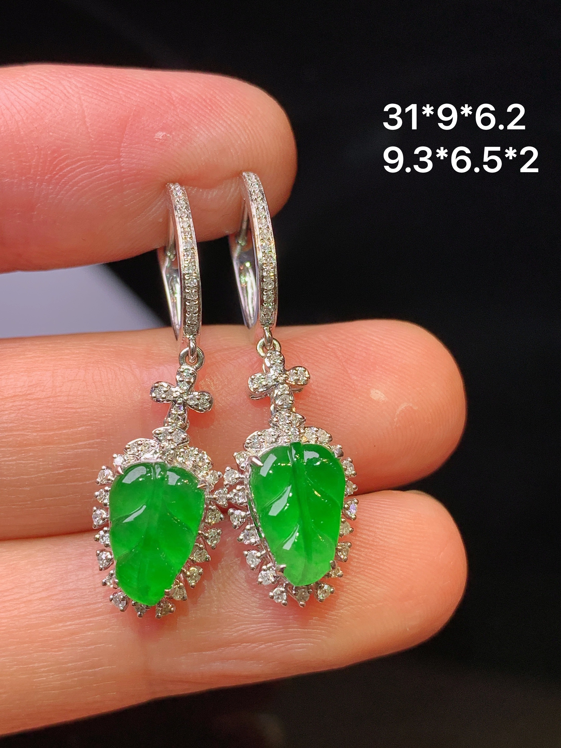 18k金钻镶嵌满绿树叶耳坠 玉质细腻 色泽艳丽清新 水润亮眼 整体尺寸31*9*6.2