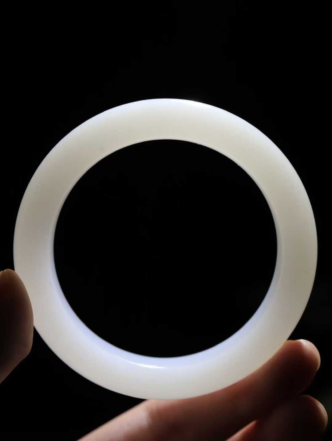 【婉约佳人.手镯】

收藏级和田玉白玉手镯 玉质温润细腻 油性十足 手感舒适，高华雅逸，线条流畅，简约大气，美自天成，素雅高贵。佩戴于腕间，婉约之美，举手投足间透出那份低调奢华。重76.8克 内径57mm  尺寸15-10.2mm   FDL-78102833
​