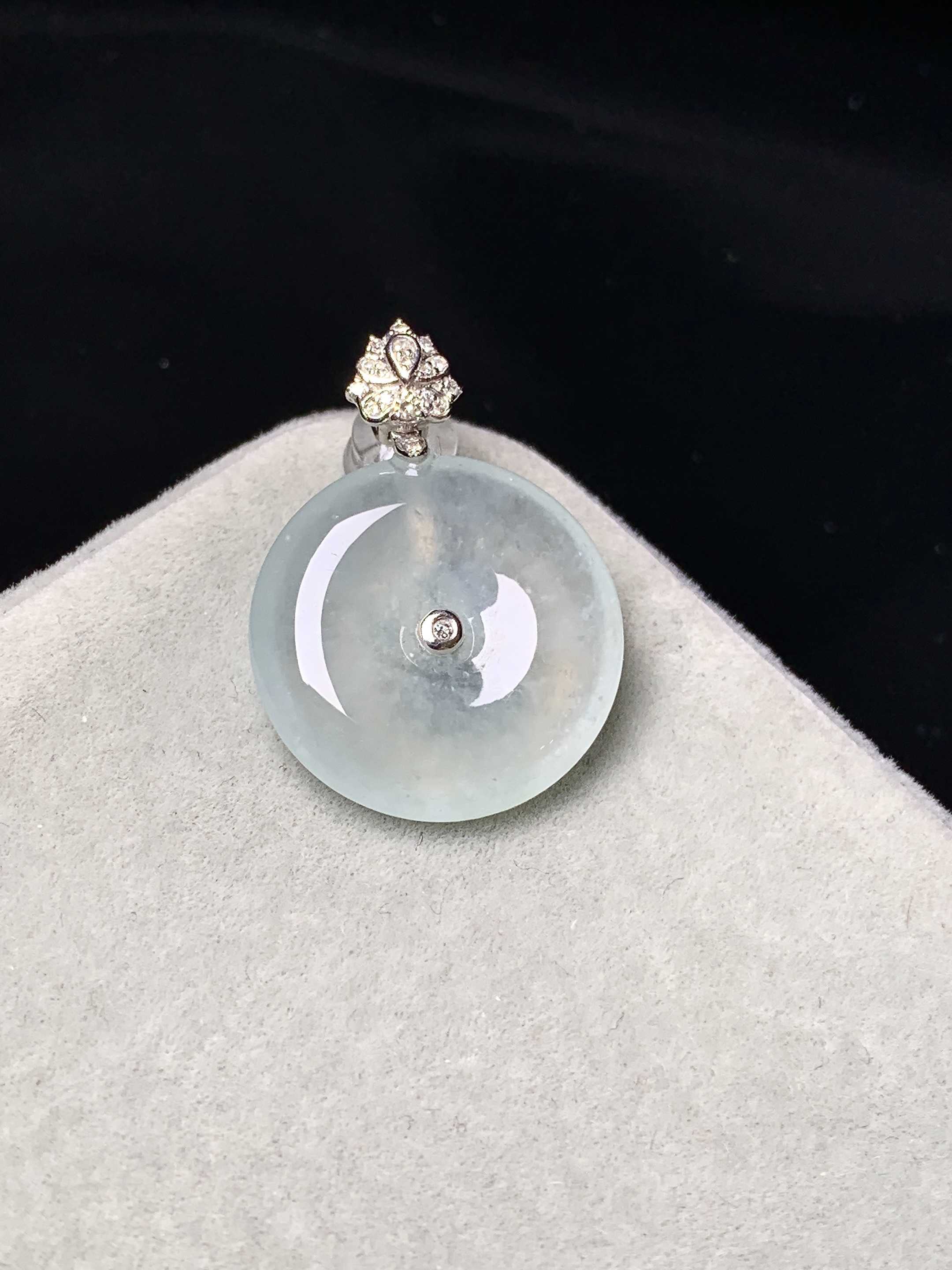 18k金钻镶嵌冰种平安扣吊坠 玉质细腻 色泽艳丽清新 整体尺寸23.6*17.3*3.8