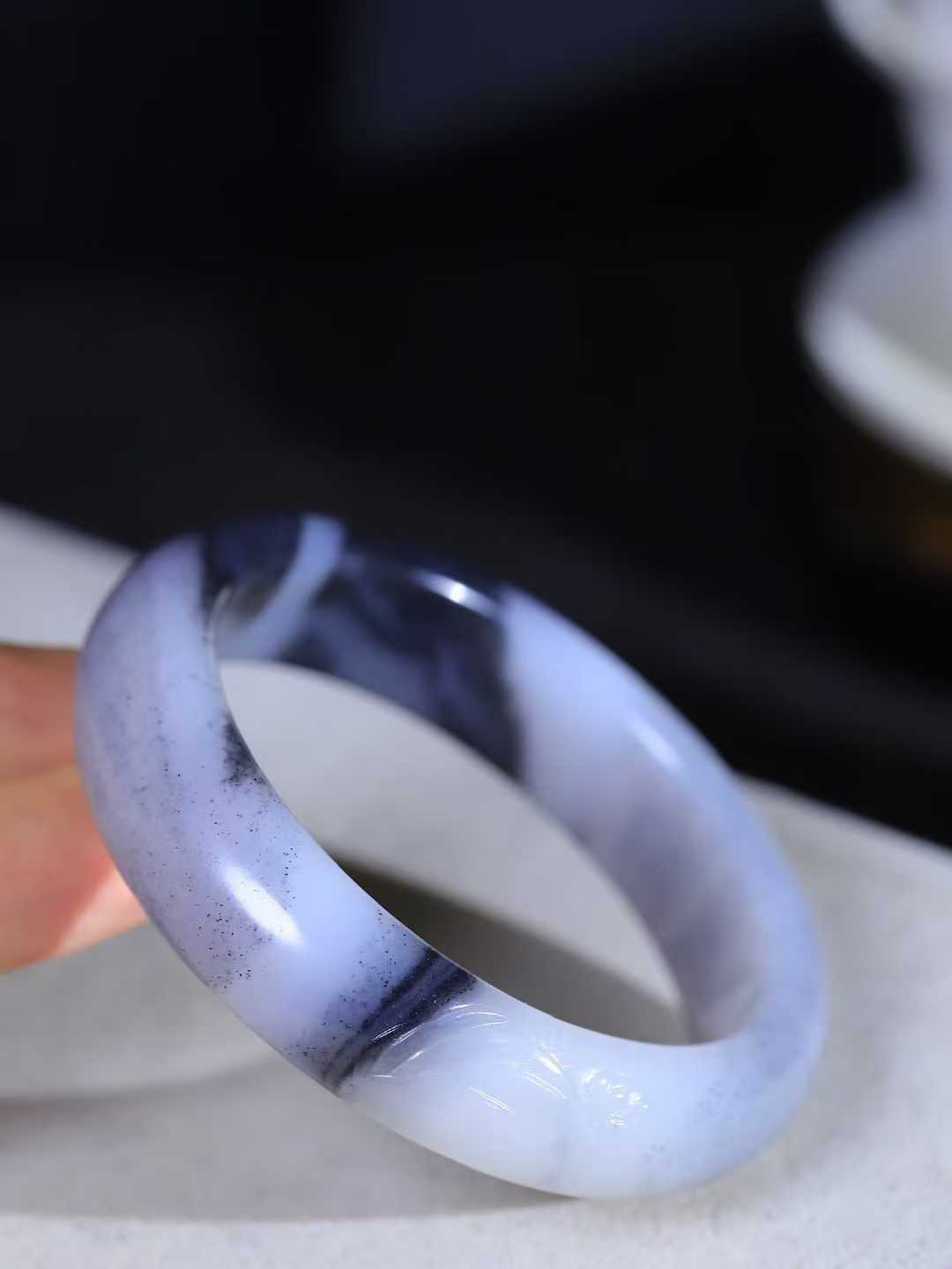 （蕙质兰心.手镯）

收藏级臻品新疆和田青花籽料兰花手镯 质地莹润细腻 色泽油润 干净水灵～兰花，不以惊艳娆人，不以花香诱人，只以朴实的姿态，在平淡中给生活添加了无数的温馨
重65.8克   尺寸56-15.2-9.1mm    fDL-36102800

​