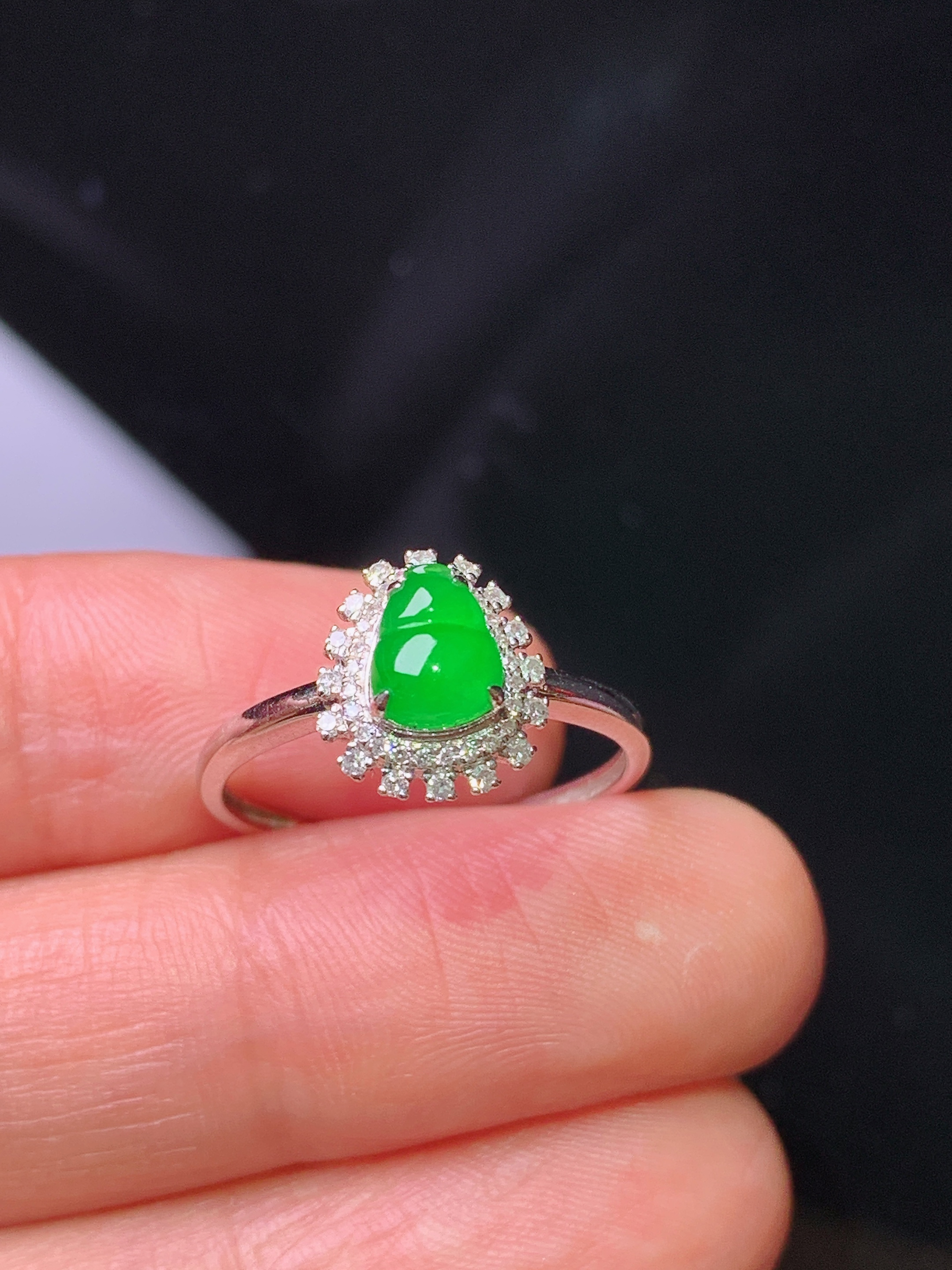 18k金钻镶嵌满绿葫芦戒指 玉质细腻 色泽艳丽清新 水润亮眼 圈口13 整体尺寸10*8.6*7