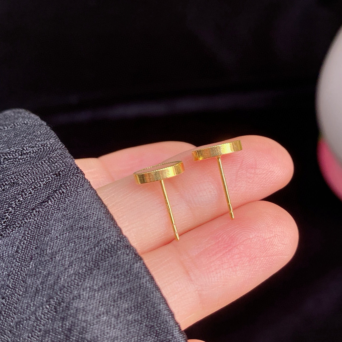 辣阳绿圆牌耳钉
辣绿色泽饱满，质地细腻
18k金镶嵌，简约又精致
尺寸如图一  实物更美～