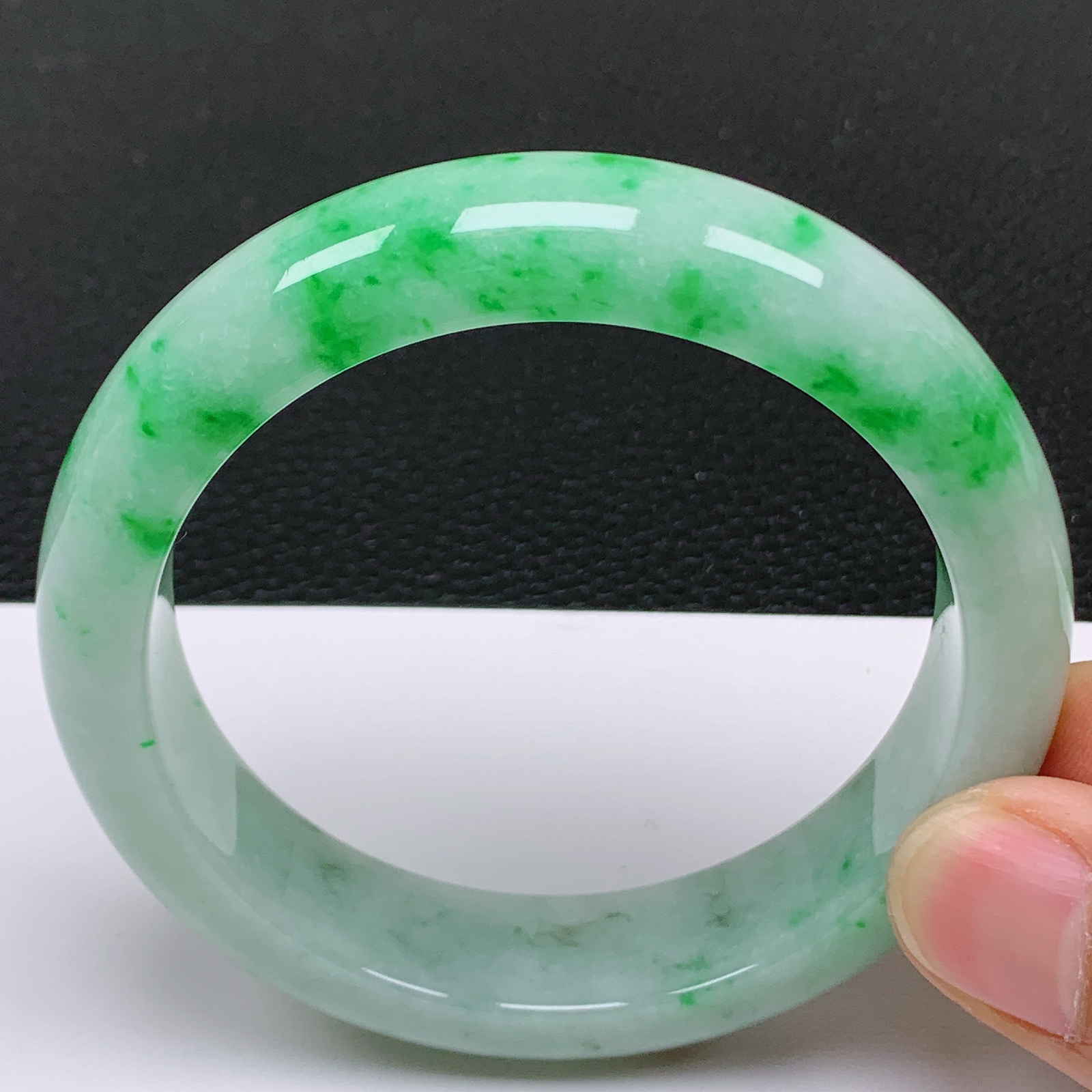 56～57圈口天然翡翠老坑飘阳绿正圈手镯 尺寸56.8*14.3*8.8mm