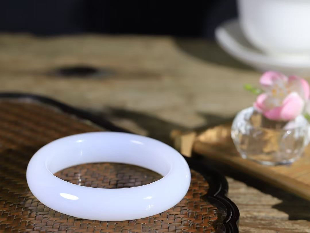 【婉约佳人.手镯】

收藏级和田玉白玉手镯 玉质温润细腻 油性十足 手感舒适，高华雅逸，线条流畅，