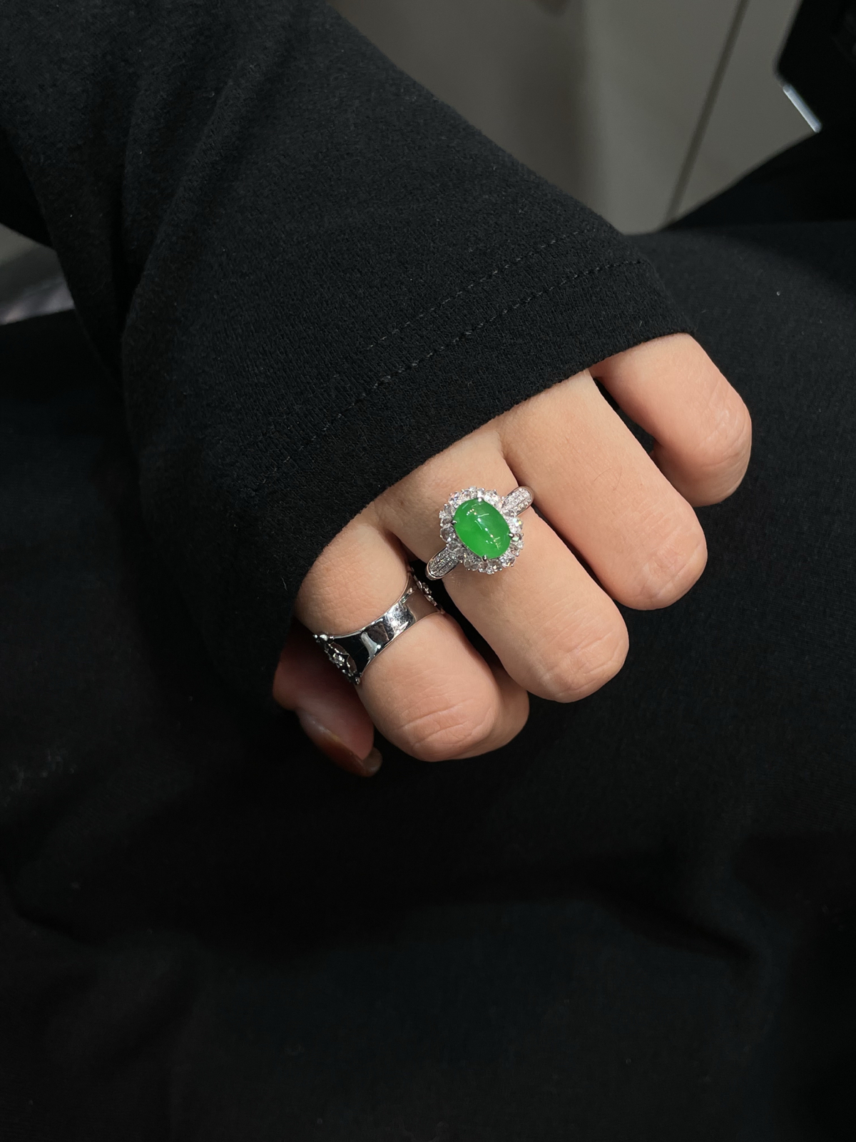 冰种 阳绿 蛋面戒指

18k金配钻镶嵌