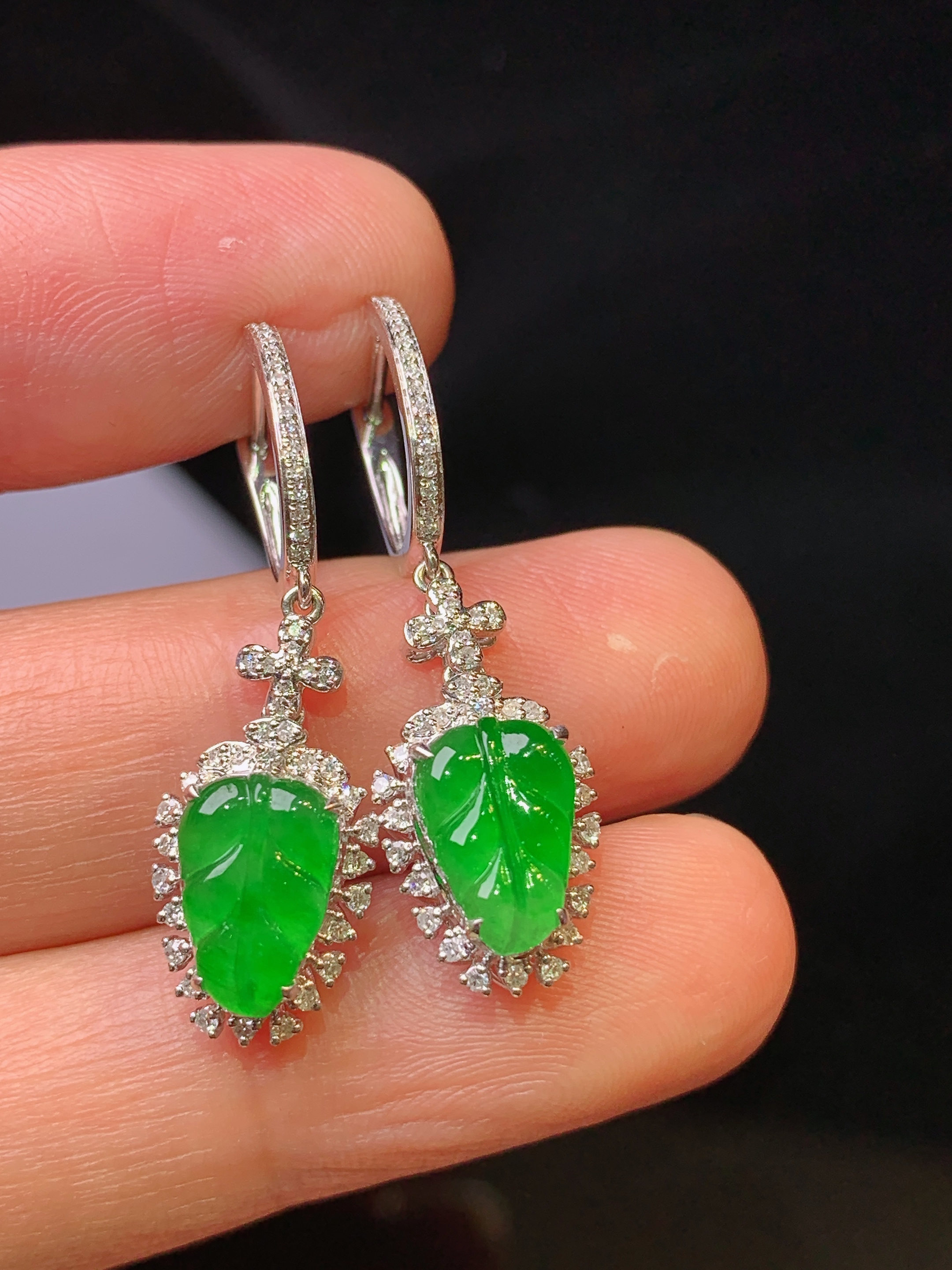 18k金钻镶嵌满绿树叶耳坠 玉质细腻 色泽艳丽清新 水润亮眼 整体尺寸31*9*6.2