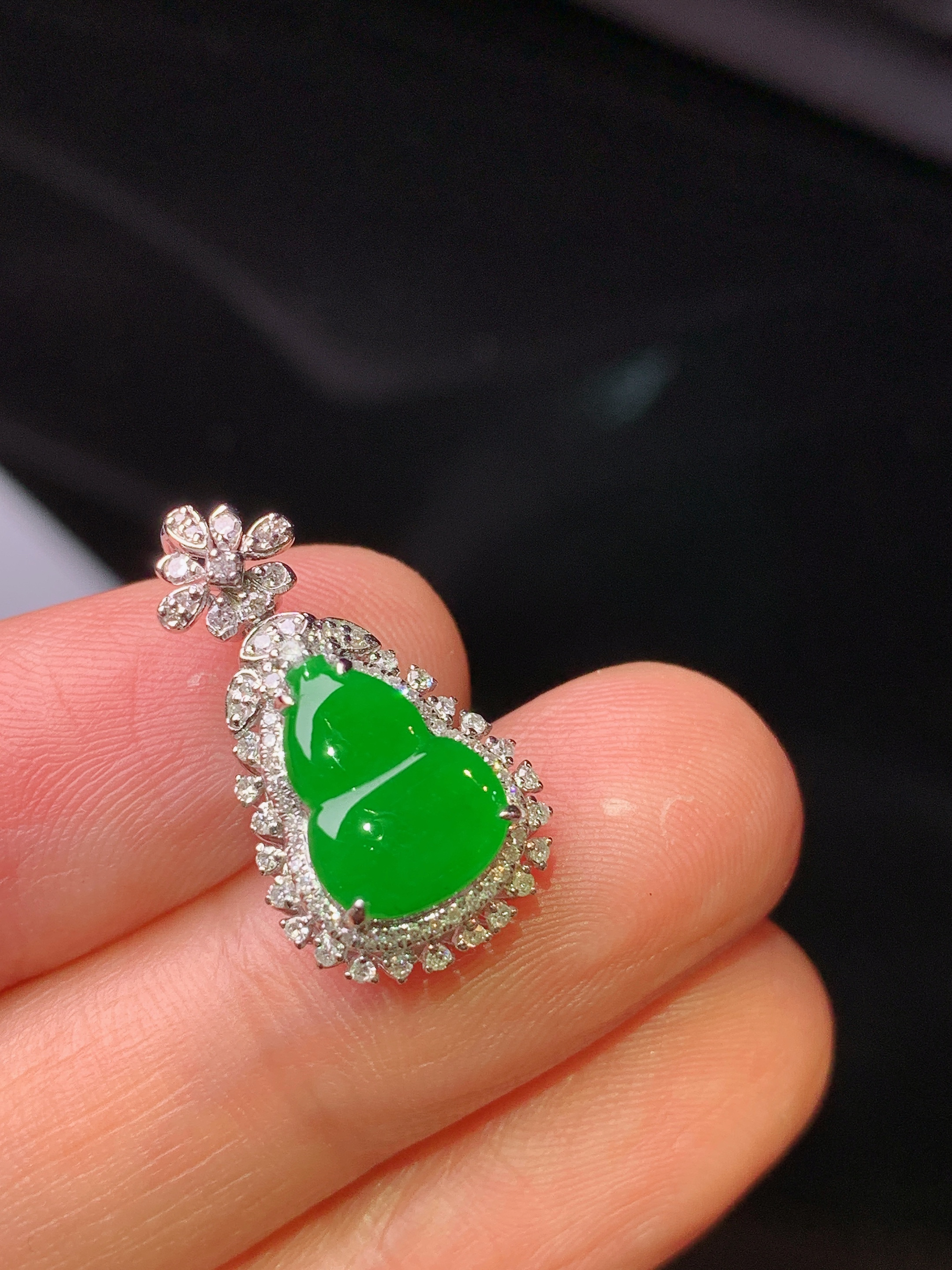 18k金钻镶嵌满绿葫芦吊坠 玉质细腻 色泽艳丽清新 水润亮眼 整体尺寸20.6*11.5*7.3