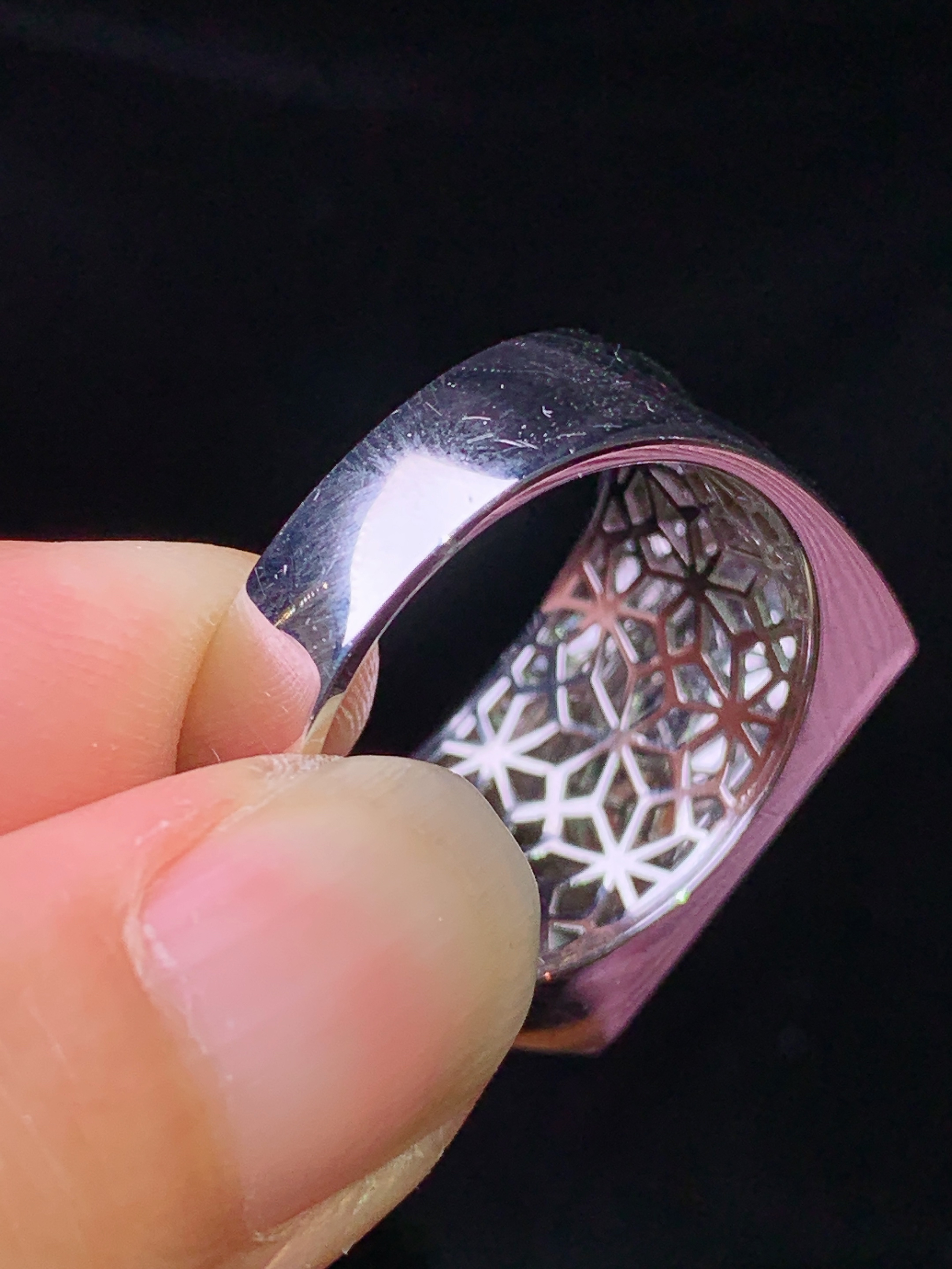 18k金钻镶嵌翠绿马鞍戒指吊坠 玉质细腻 色泽艳丽清新 水润亮眼 圈口20 整体尺寸8.3*18.2*3.5