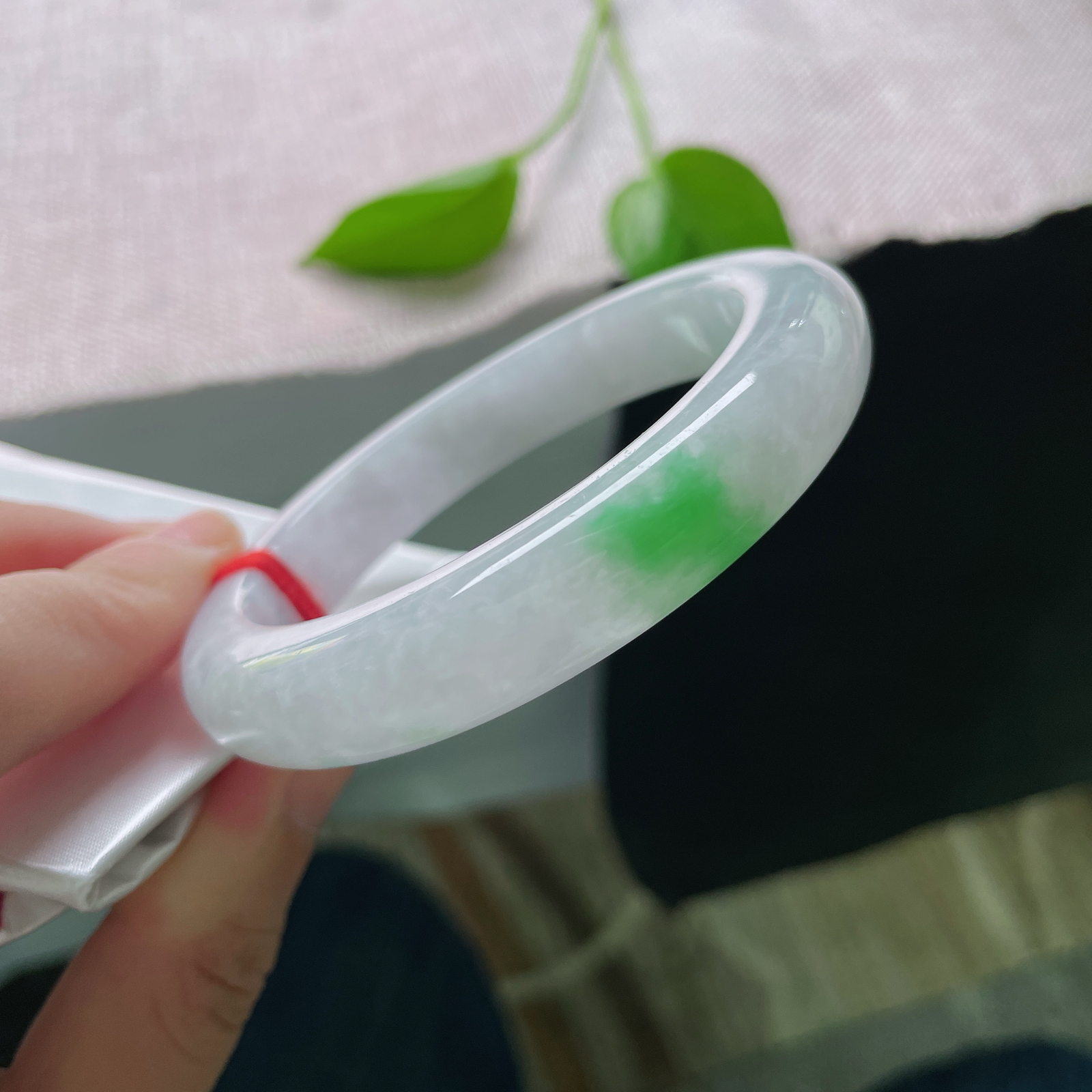 57.8/12.1/9.5，白底青正圈，莹白承光凝岁月，青绿焕彩映芳华。晶体纹