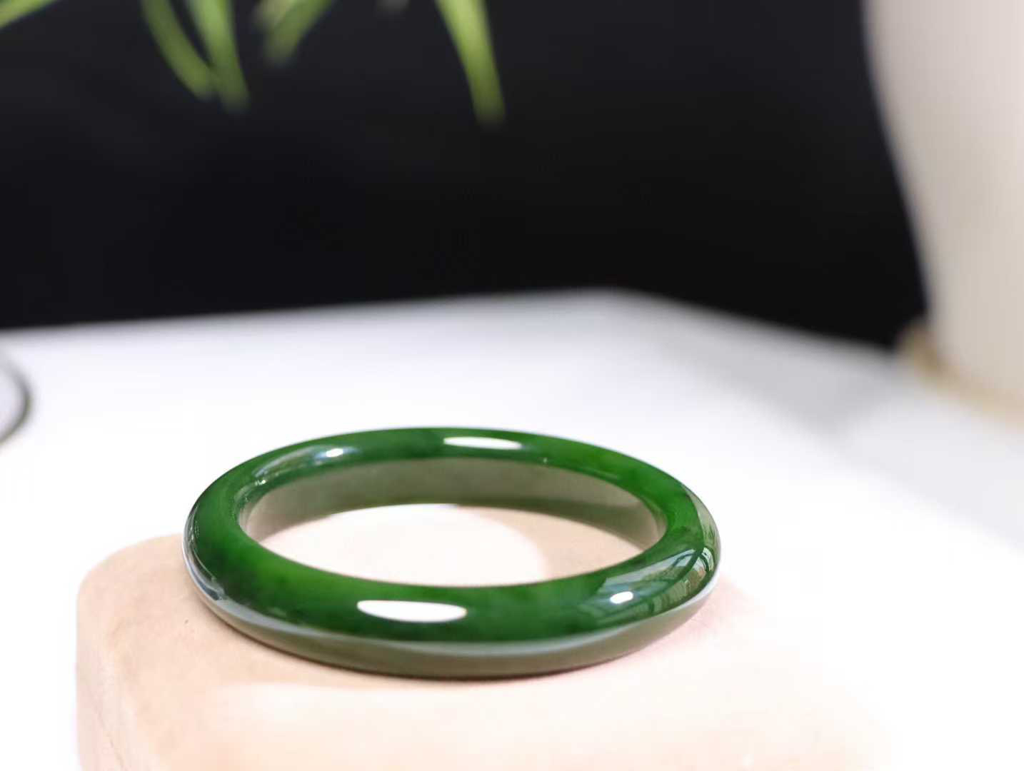【腕间柔情】

收藏级和田玉碧玉菠菜绿手镯，俄料七号矿 红皮老料，玉质温润细腻 油性十足，色泽匀称，️款式精美时尚，佩戴美观惹眼，美自天成，婉约之美，举手投足间透出那份低调奢华。

重48.1克 圈口56.5mm尺寸56.5-11.8-8.2 mm O18823207130