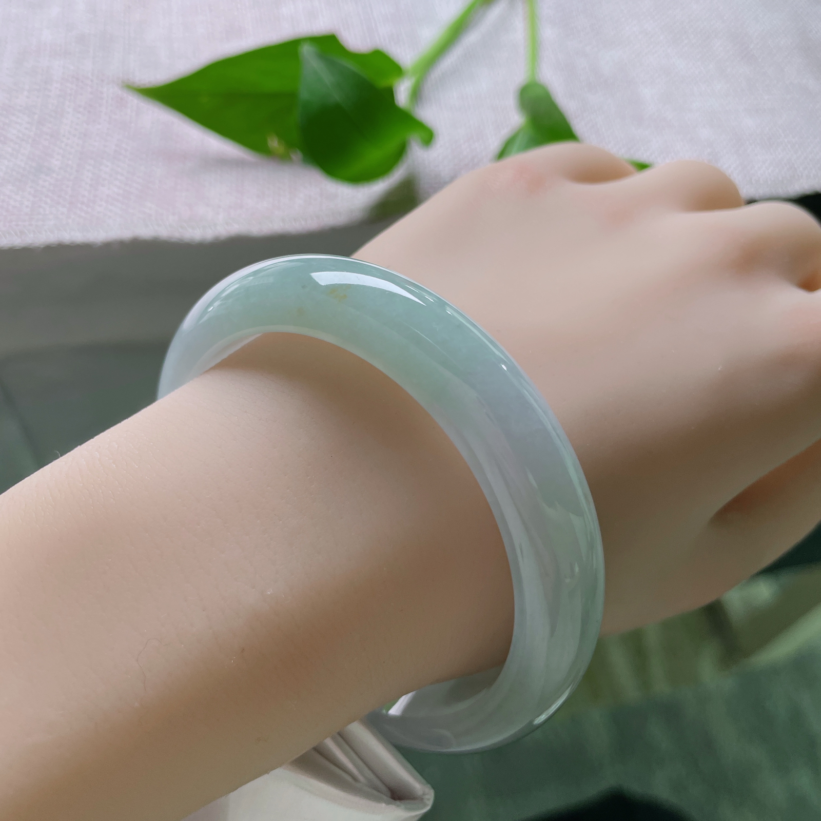 58.8/12.7/8.4，淡绿淡紫正圈，底子细腻干净，清爽自然，亭亭玉立，细纹