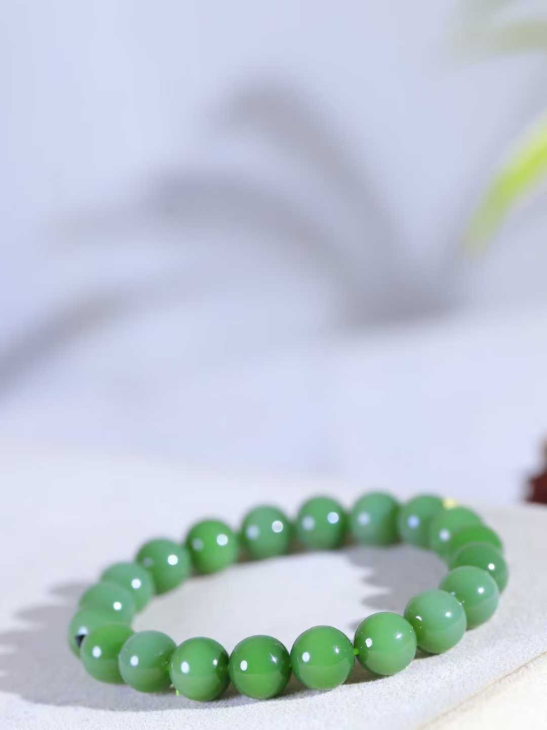 【珠圆玉润.手串】

精品和田玉碧玉珠圆玉润手串 玉质温润细腻  整串打磨圆润，佩戴舒适。珠珠落玉盘