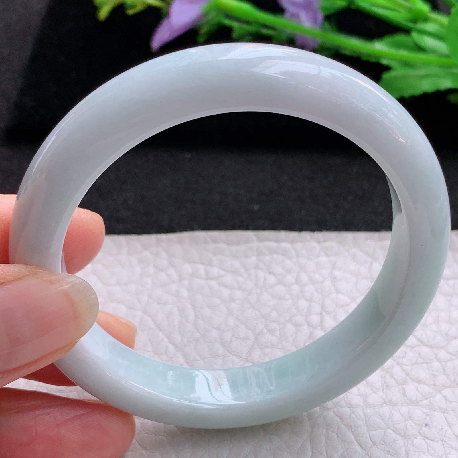 z实拍55*11*8.2平安镯 天然缅甸翡翠A货浅绿边宽边玉手环