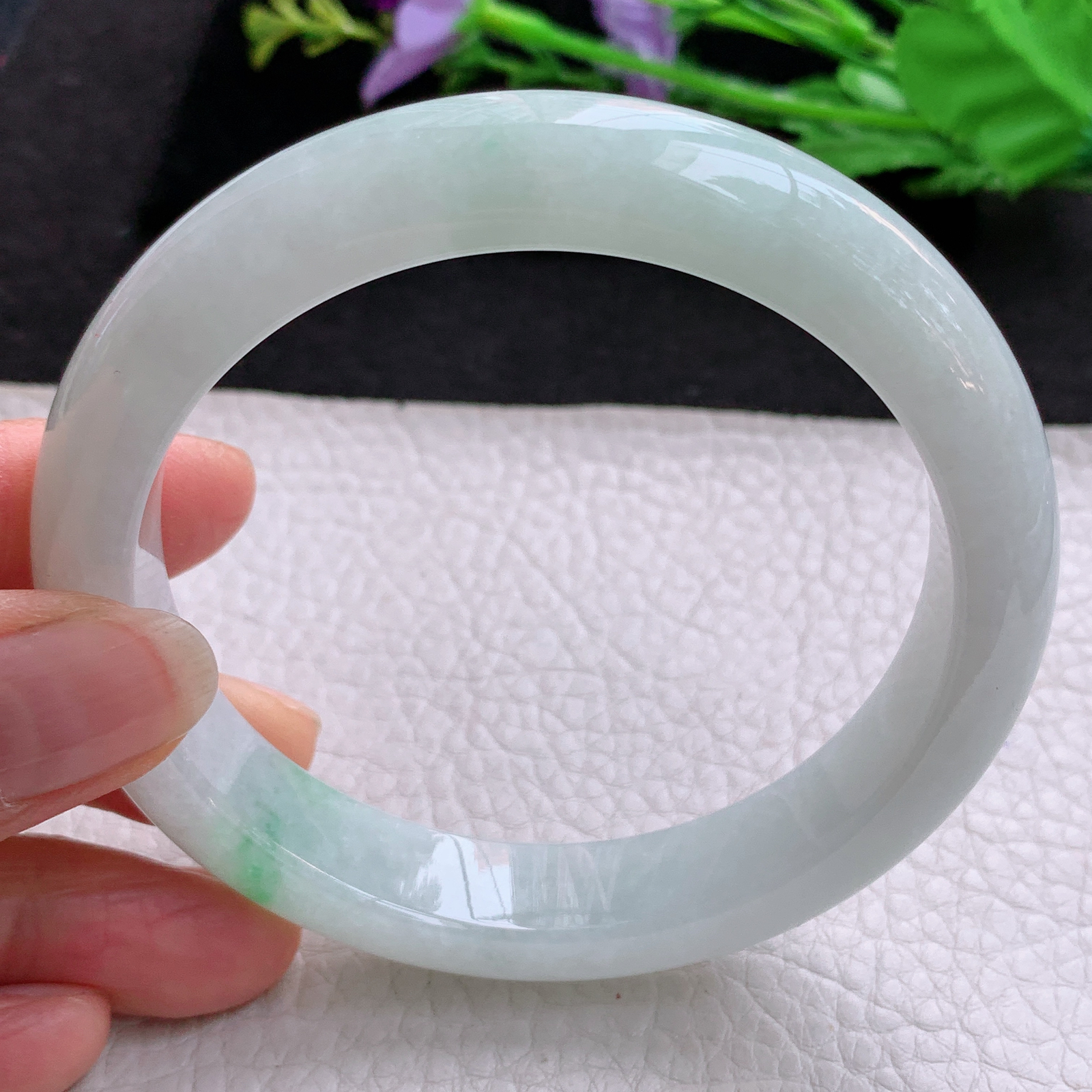 yh大圈口63*13*9平安镯 天然缅甸翡翠A货细润白底青宽边玉手环