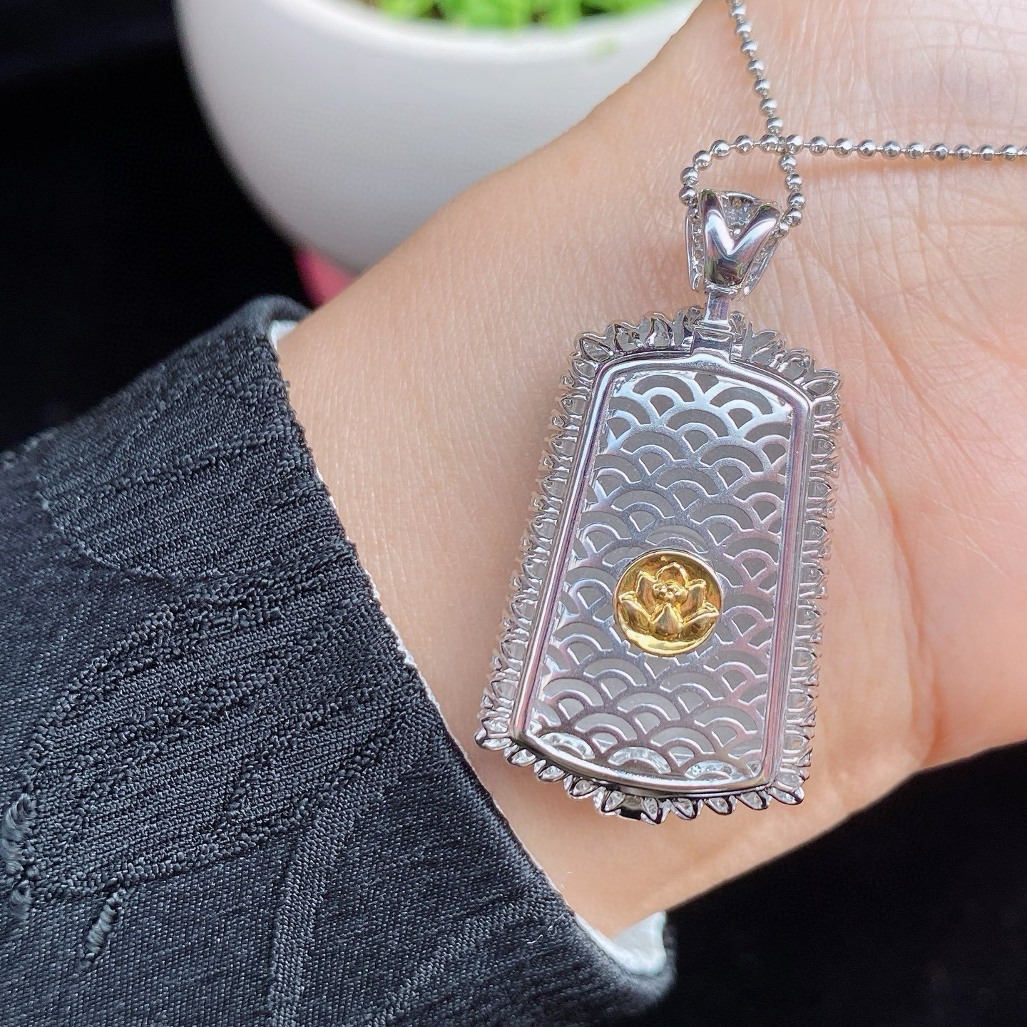 辣绿无事牌吊坠 
色泽浓郁，质地细腻
S928银镶嵌，精致感满满
尺寸如图一  实物更美～