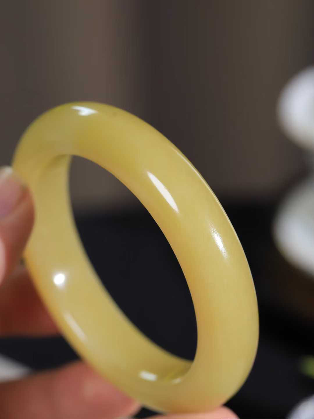 【花样年华·手镯】

精品和田玉糖玉手镯，质地油润细腻，色泽高贵典雅，镯型古朴典雅。在诗情画意的雨巷相遇，你是我腕间的一抹风情，有你眸有深情，清风荡漾湖间静水，我愿俯身低眉，在烟波涟漪处，寻你深情倩影。内径54.5mm尺寸13.2-9.7mm 重63.5克。fDL-3610688