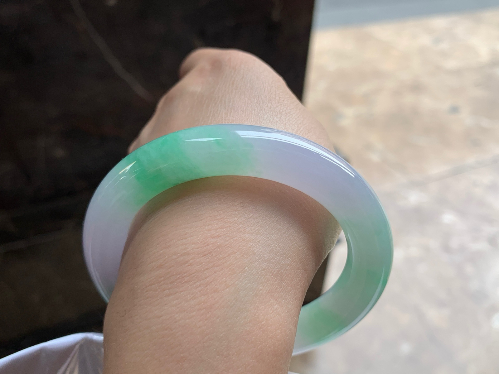 57-11.6

春带彩圆条手镯^_^颜色鲜艳 玉质温润