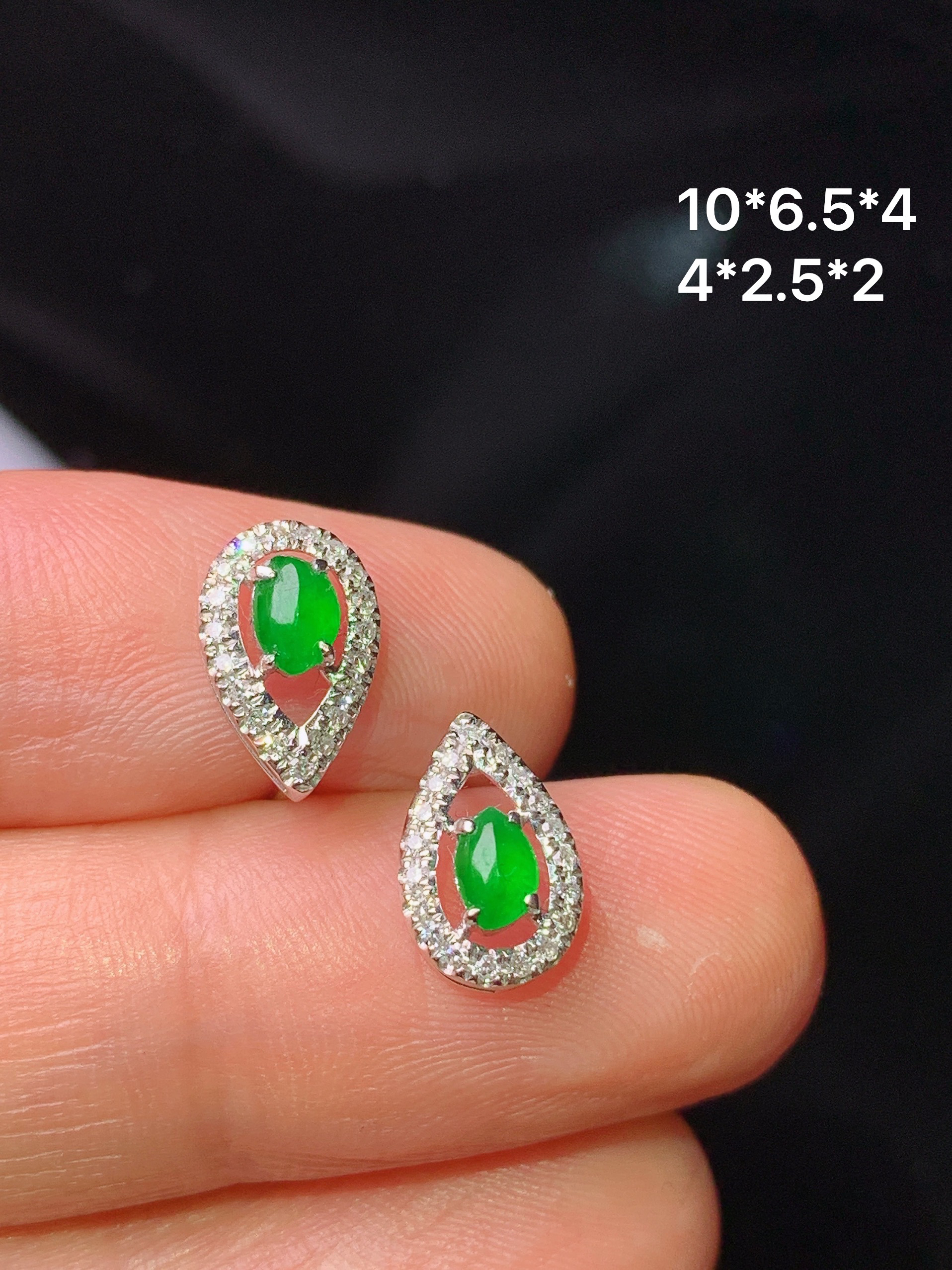 18k金钻镶嵌满绿蛋面耳钉 玉质细腻 色泽艳丽清新 水润亮眼 整体尺寸10*6.5*4