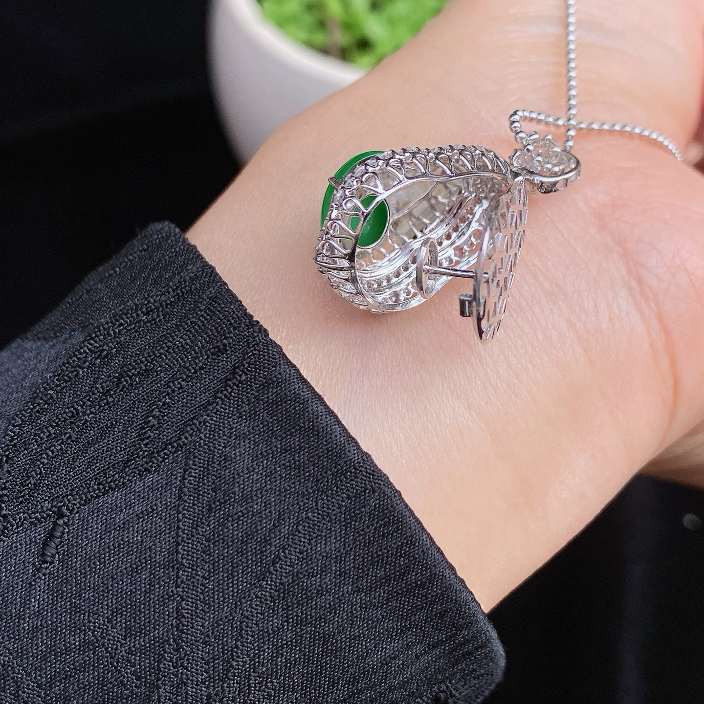 冰阳绿葫芦吊坠 
色泽鲜亮，质地细腻，荧光感满满
葫芦造型圆润饱满
18K金镶嵌，精致又奢华
尺寸如图一  实物更美～