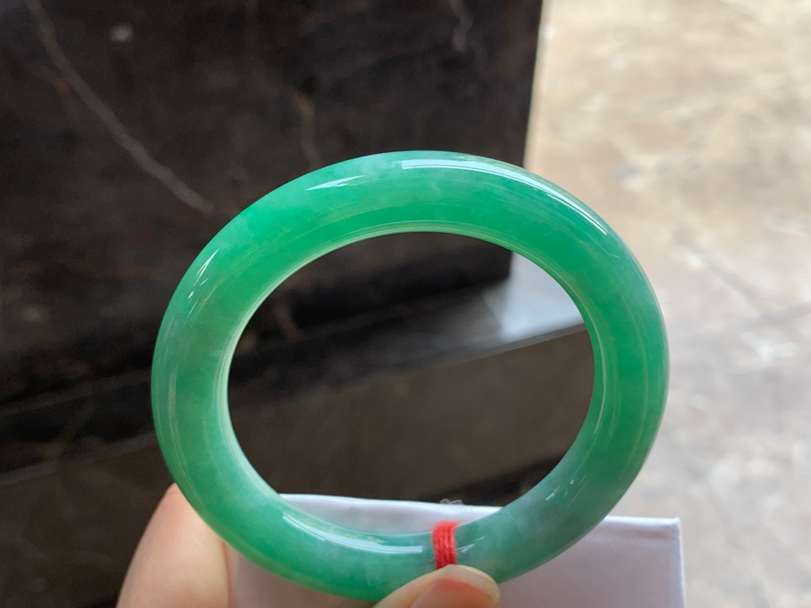 55.5-10.7

阳绿色圆条手镯^_^颜色鲜艳 玉质温润