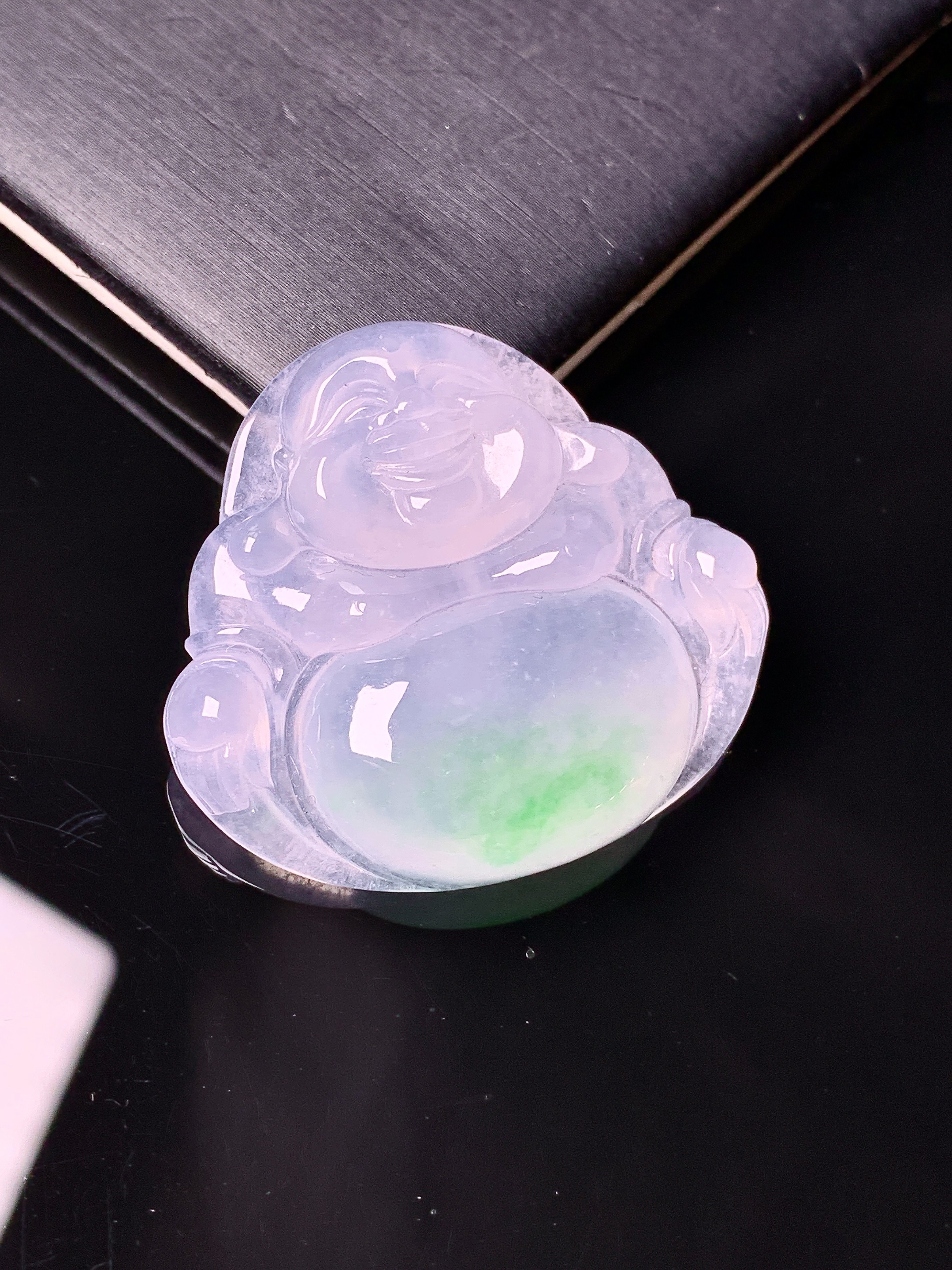 冰种飘绿佛公吊坠 玉质细腻 色泽艳丽清新 水润亮眼 整体尺寸32.3*34.8*6.6