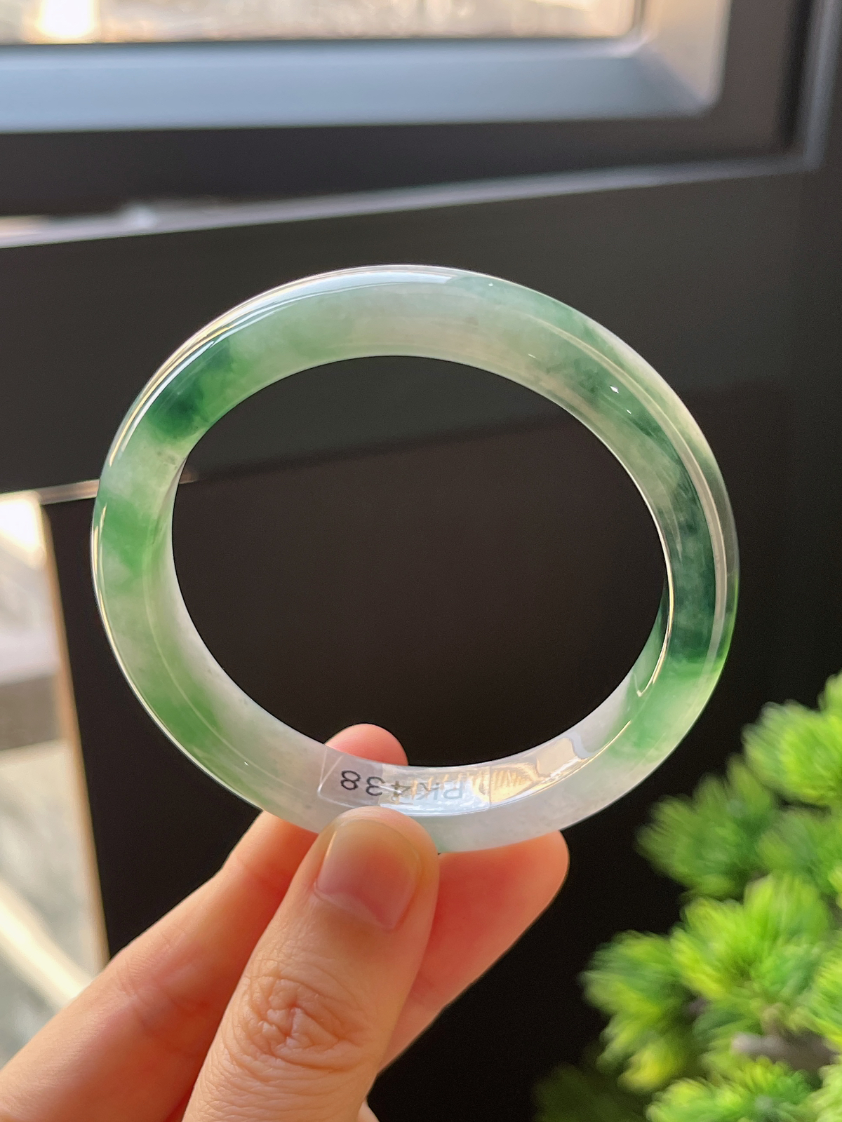 正圈53.5圈口，翡翠冰糯种飘绿手镯